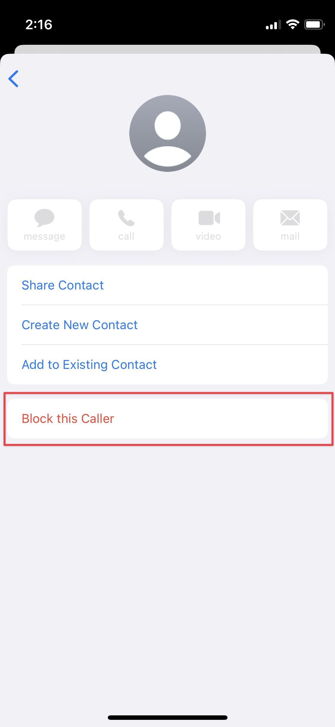 Uma captura de tela mostrando a seção ‘Informações’ de um perfil do iMessage, com a opção ‘Bloquear este chamador’ selecionada, indicada pelo texto destacado em vermelho para ênfase e cautela.