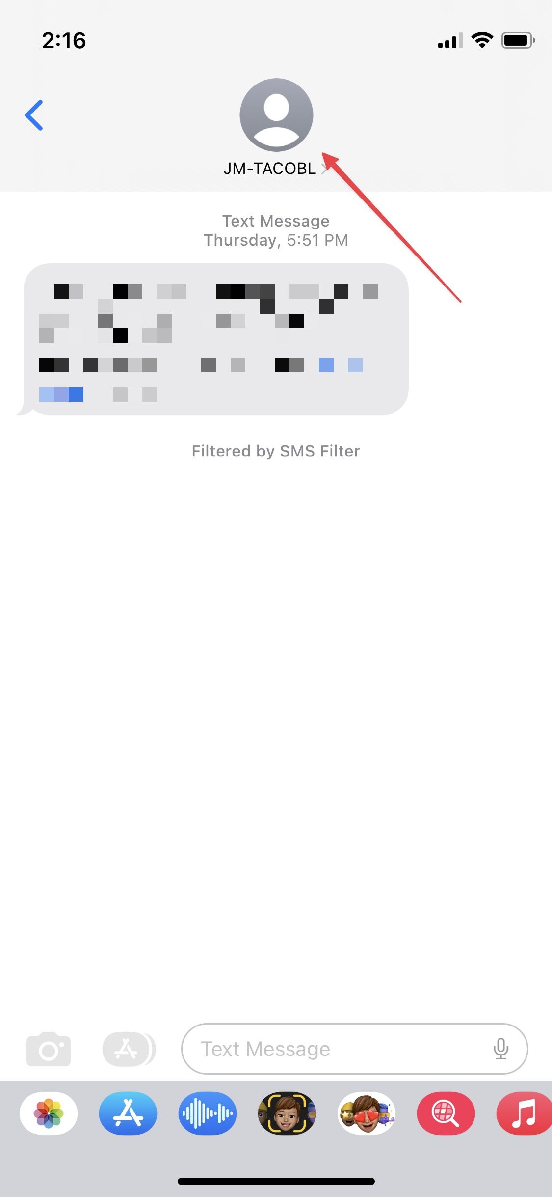 Uma captura de tela da interface de bate-papo do iMessage, exibindo uma seta apontando para o círculo do perfil de um usuário localizado na parte superior, indicando a área para acessar opções ou informações específicas do usuário.