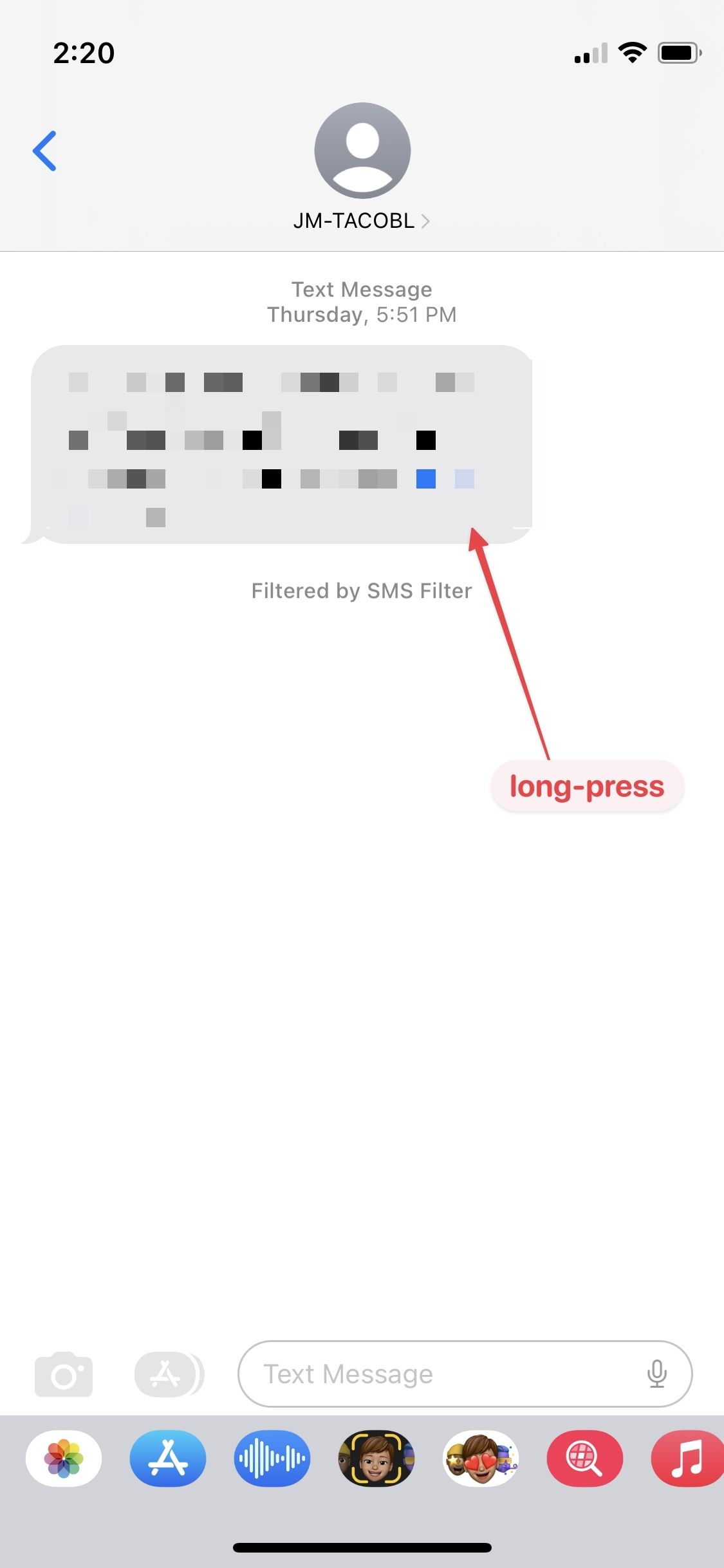 Uma captura de tela de um bate-papo do iMessage exibindo uma seta apontando para uma caixa de texto.  Perto da seta, há um indicador com texto que diz ‘Pressione e segure para mostrar ação de movimento’, orientando o usuário sobre como revelar opções interativas adicionais.