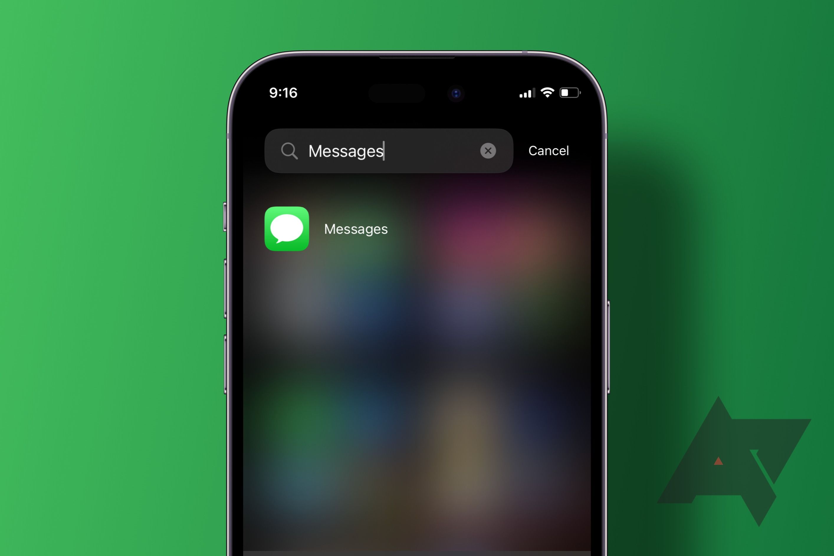 Um iPhone com o aplicativo de mensagens em foco sobre um fundo verde