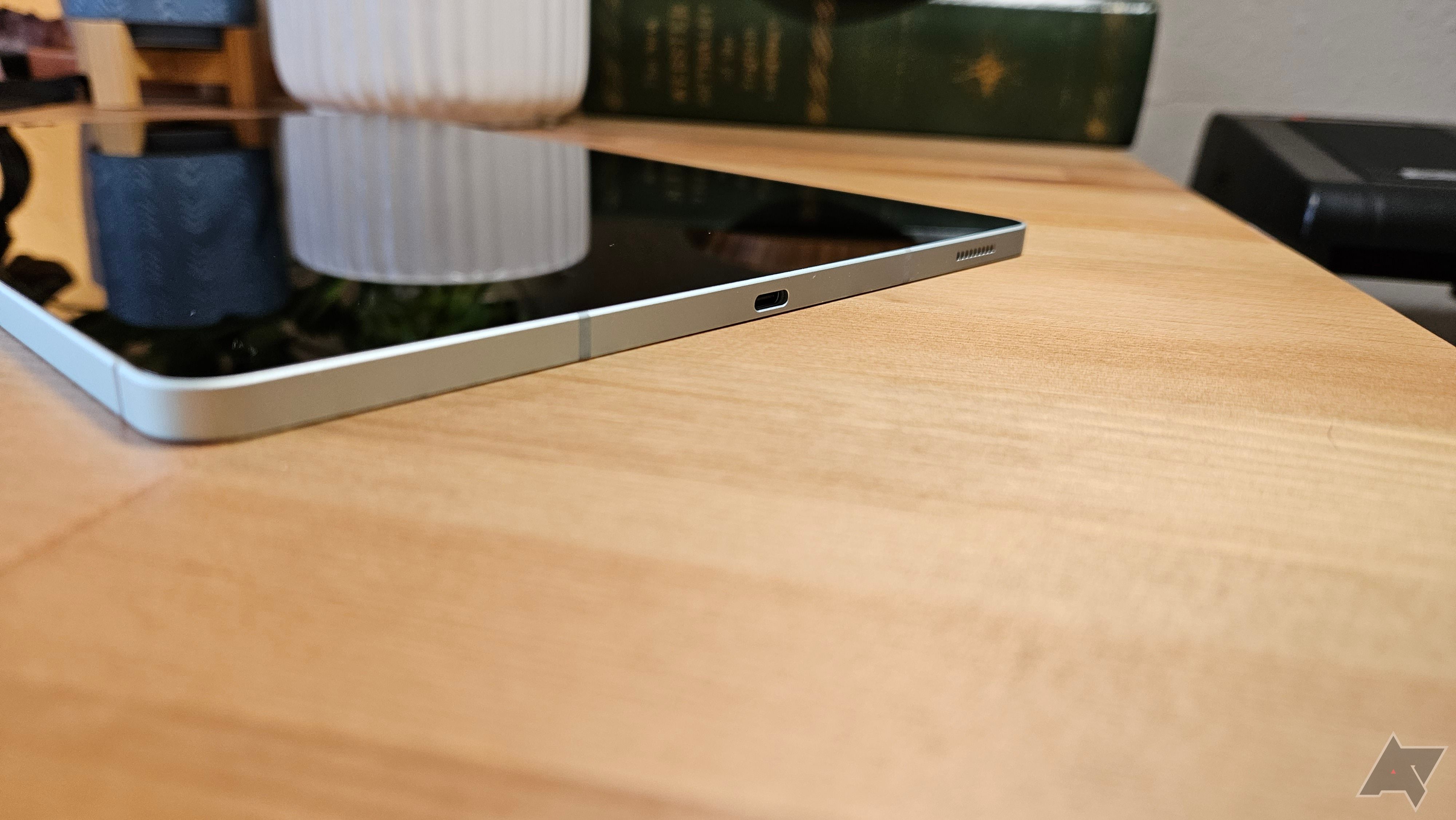 Porta Samsung Galaxy Tab S9 FE+ USB C em uma mesa de madeira