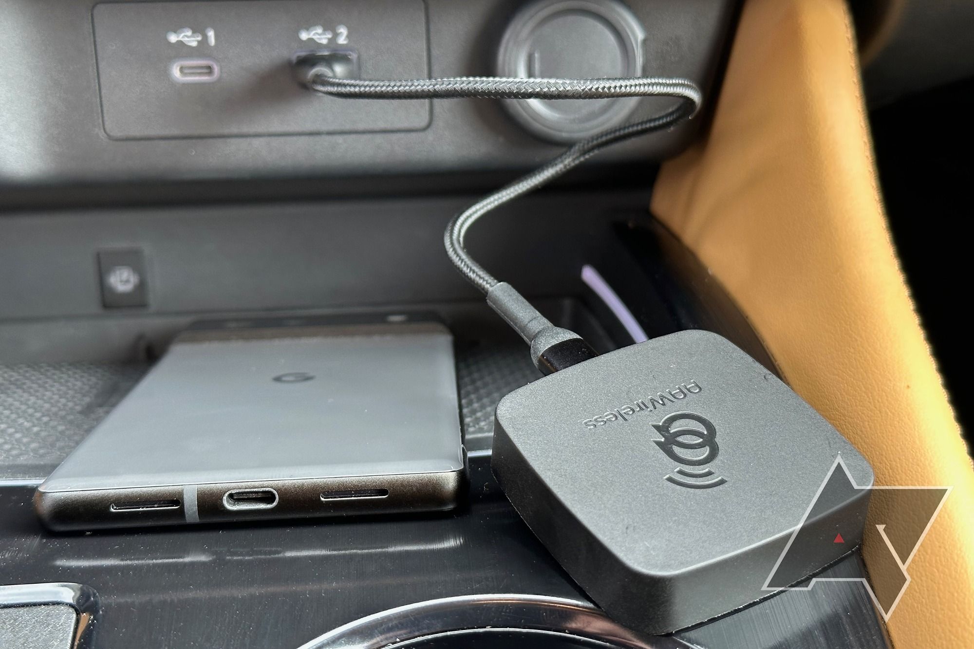 Um adaptador AAWireless conectado à porta USB de um carro.