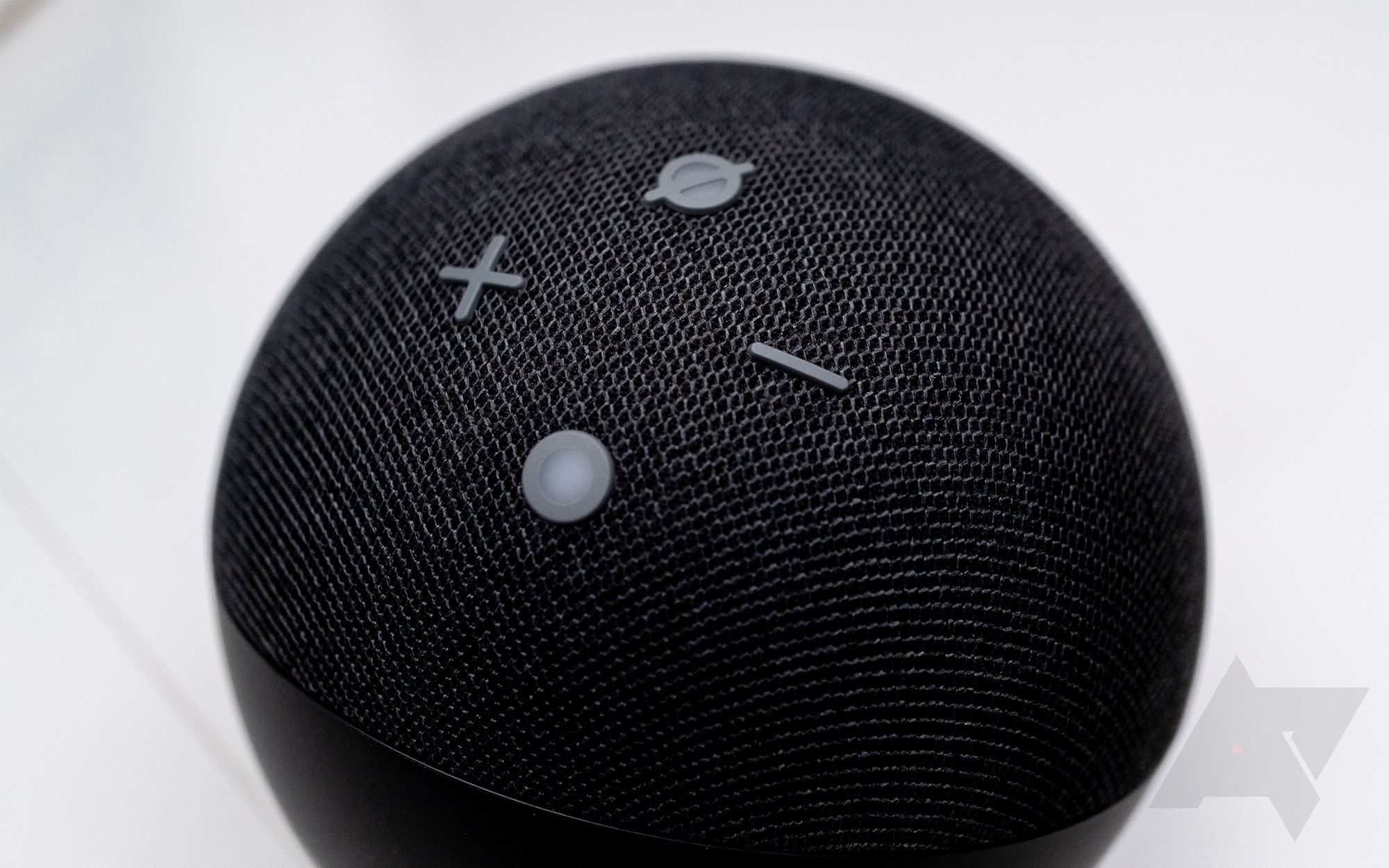Amazon Echo Dot 4ª geração mostrando os botões