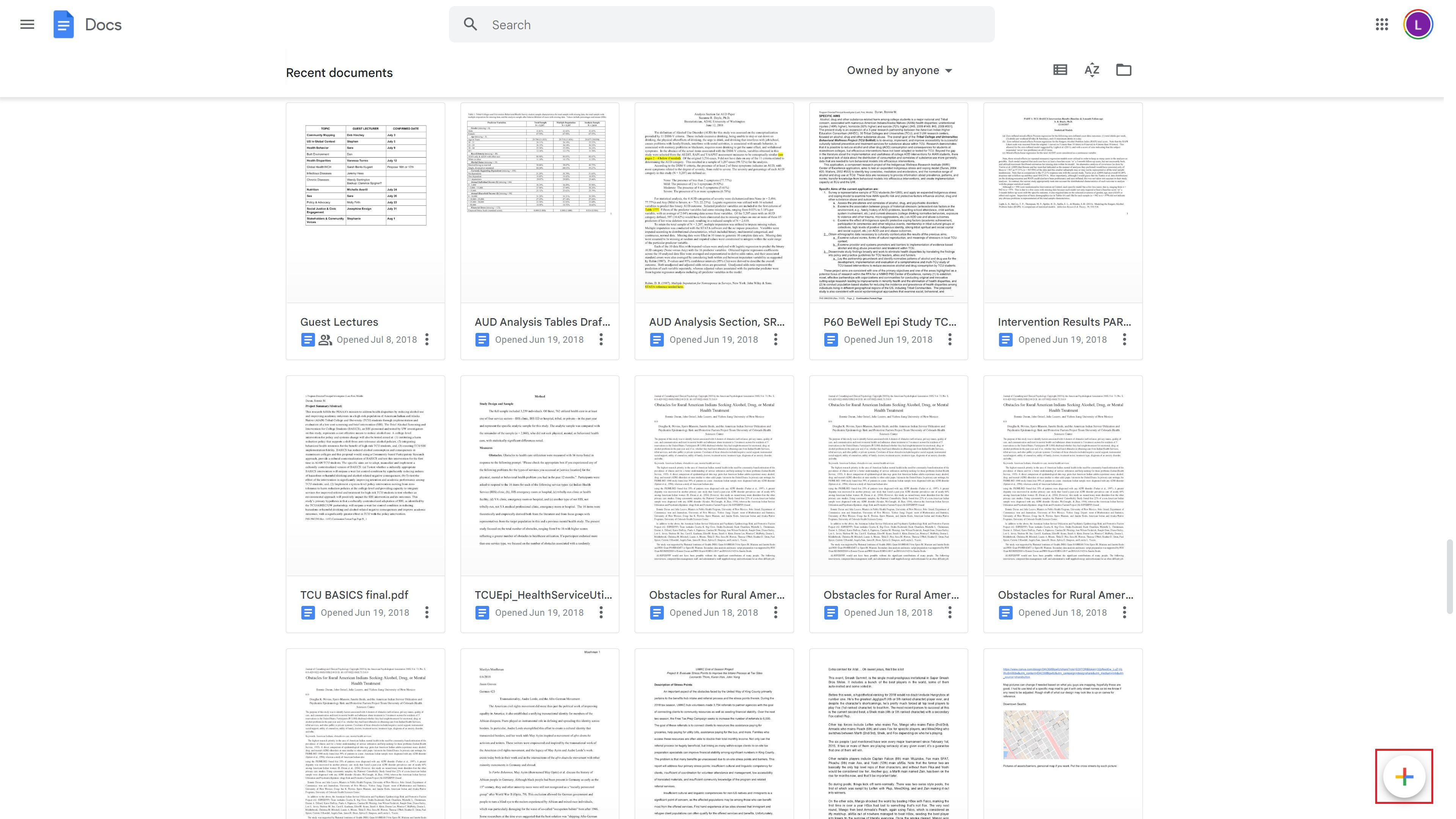 A captura de tela mostra a página principal do Google Docs com muitos “Documentos recentes” exibidos.  Um quadrado vermelho circunda o botão do ícone + no canto inferior direito.