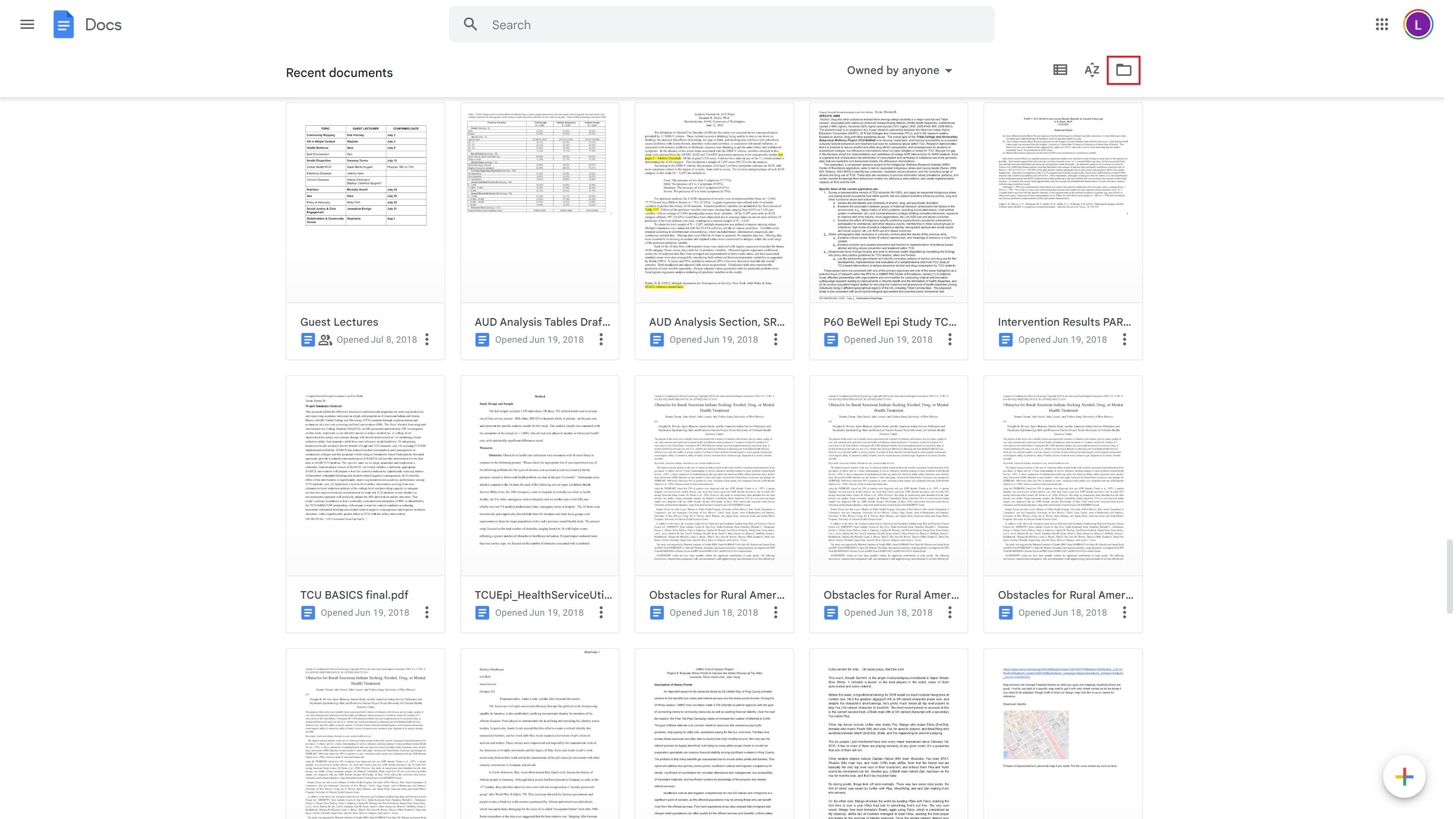 A captura de tela mostra a página principal do Google Docs com muitos “Documentos recentes” exibidos.  Um quadrado vermelho circunda o pequeno ícone de pasta no canto superior direito.