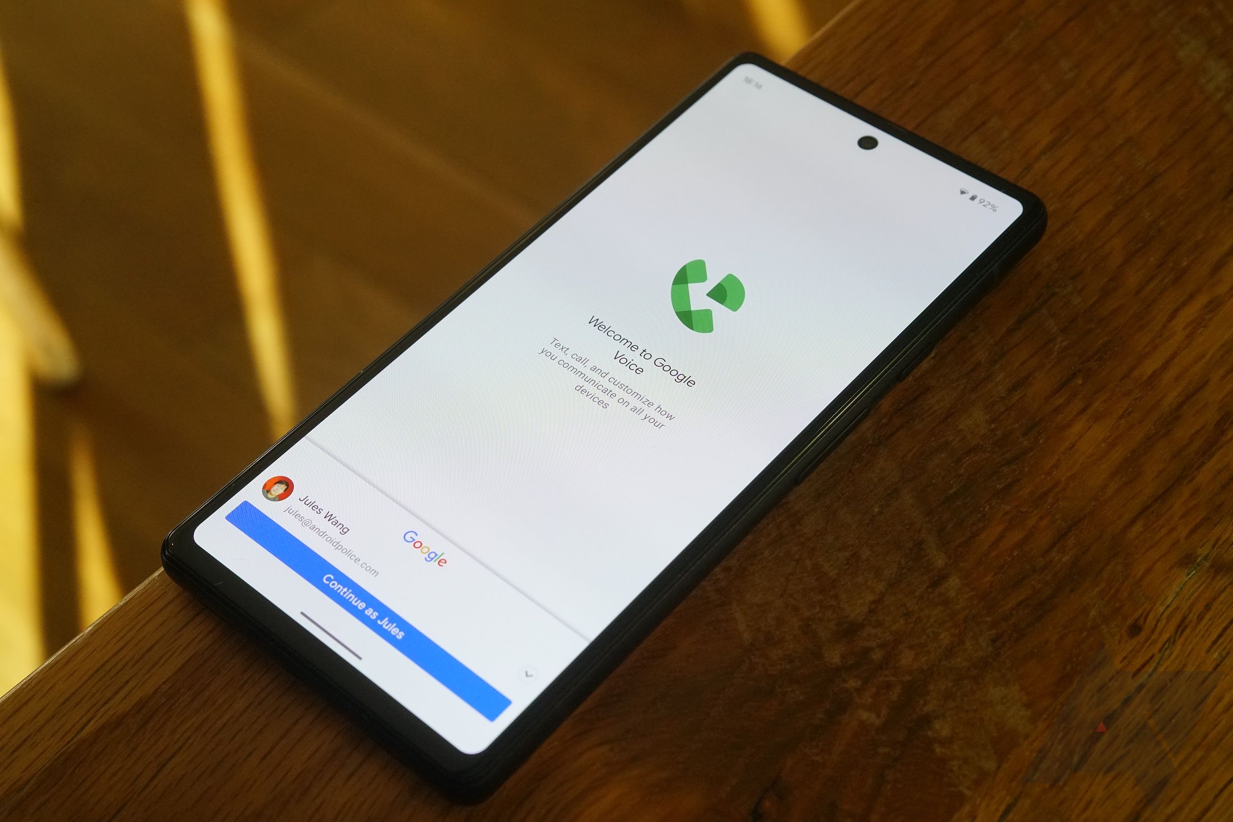 Um telefone Android em uma mesa de madeira com o aplicativo Google Voice aberto sendo configurado pela primeira vez