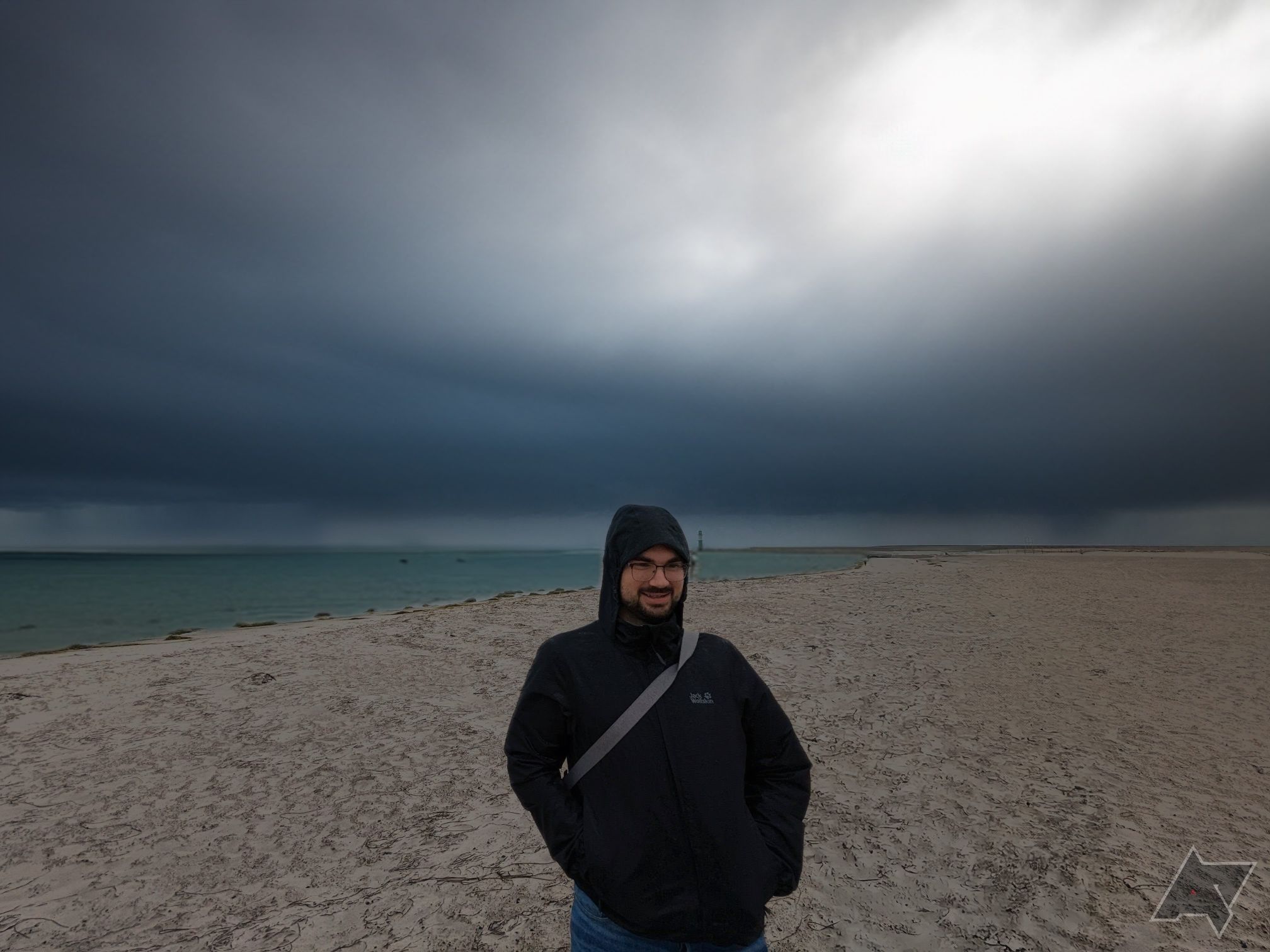 homem em frente a editado em nuvens de tempestade na praia
