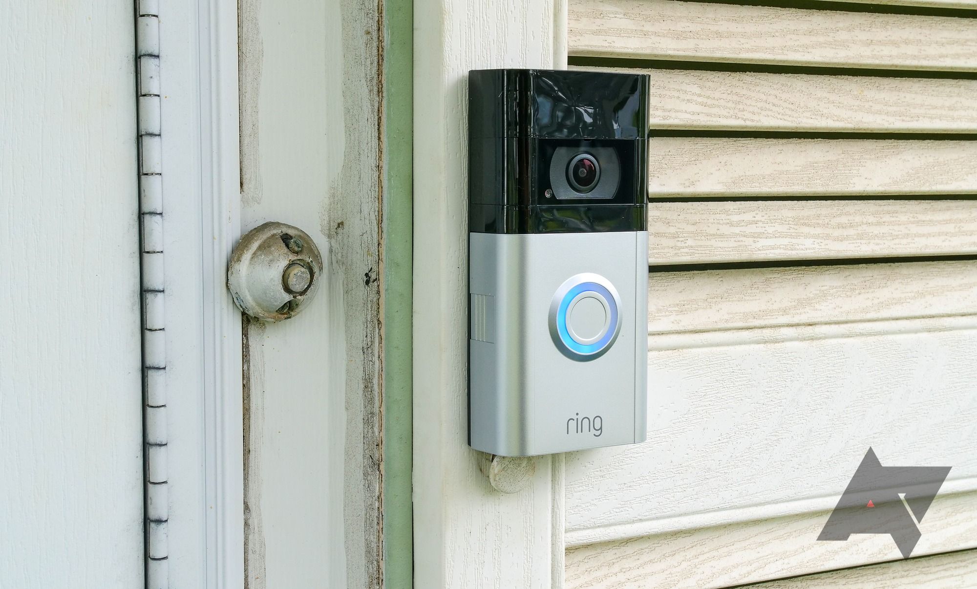 The Ring Video Doorbell 4 montado por uma porta