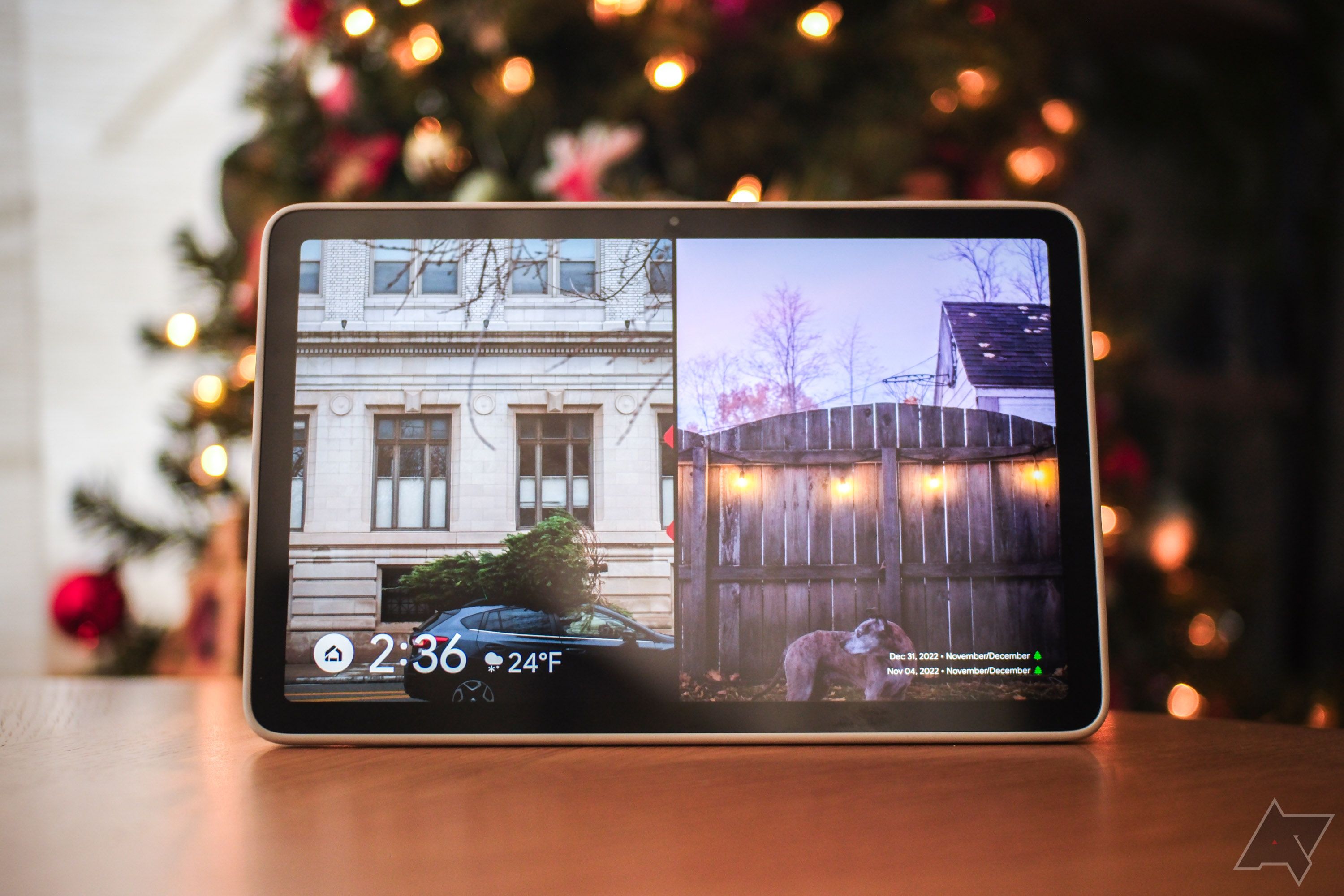 Um tablet Google Pixel no modo Hub em frente a uma árvore de Natal iluminada