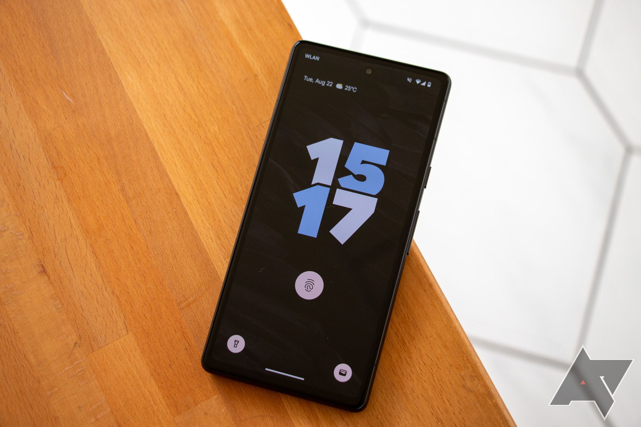 A tela de bloqueio do Android 14 mostrando a hora e o sensor de impressão digital