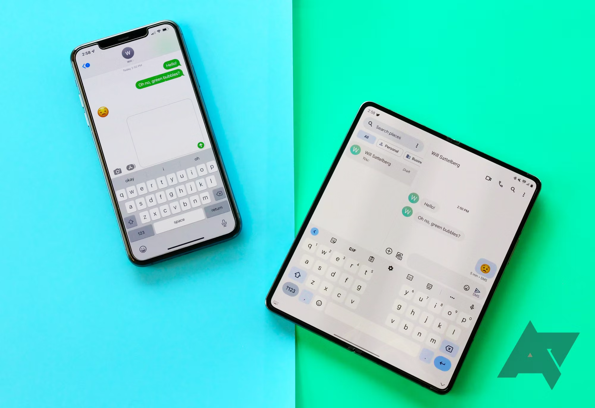 Um iPhone e um Android dobráveis ​​um ao lado do outro, com bate-papo por SMS entre os dois mostrados em suas telas