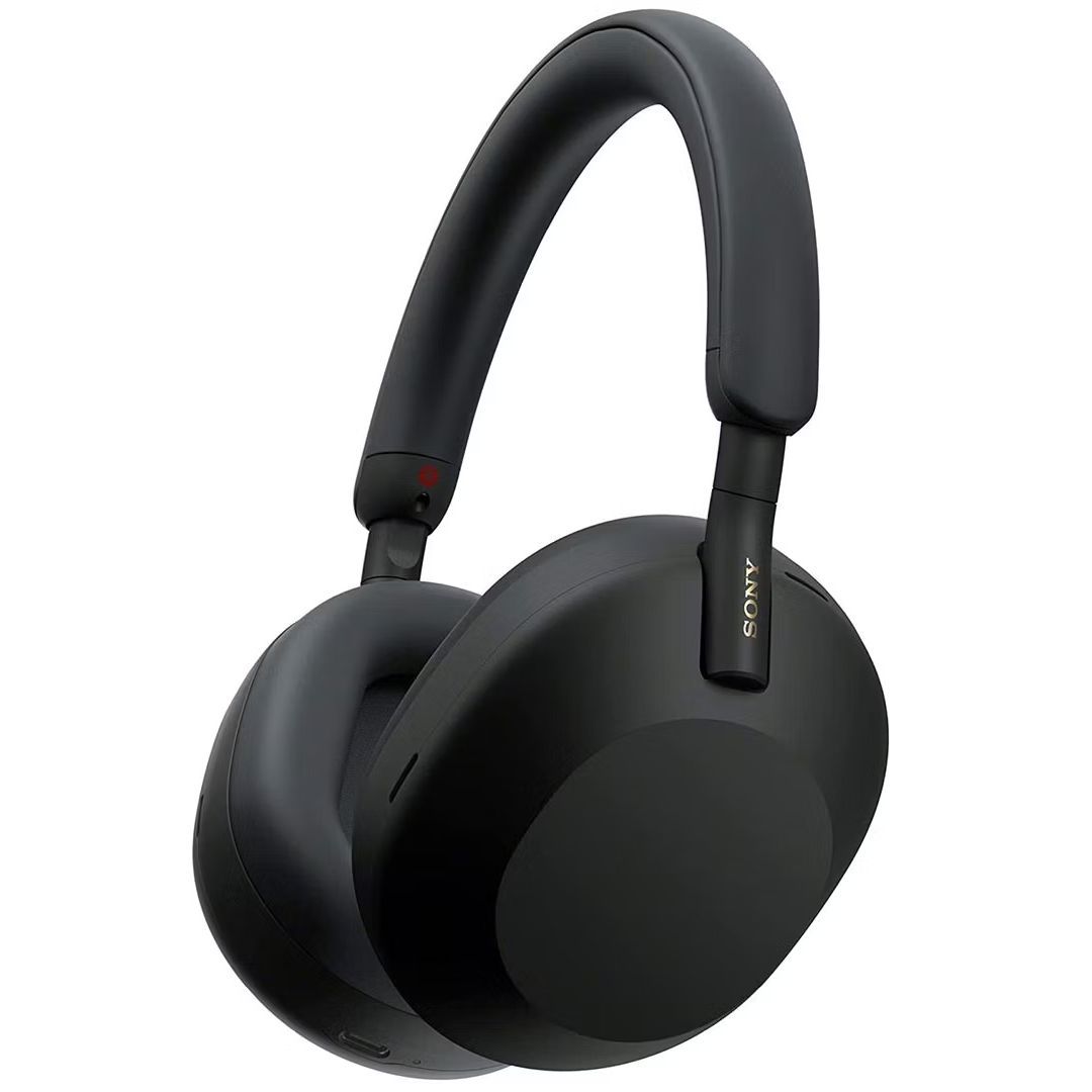 Fones de ouvido intra-auriculares Sony WH-1000XM5 pretos posicionados em ângulo sobre fundo branco