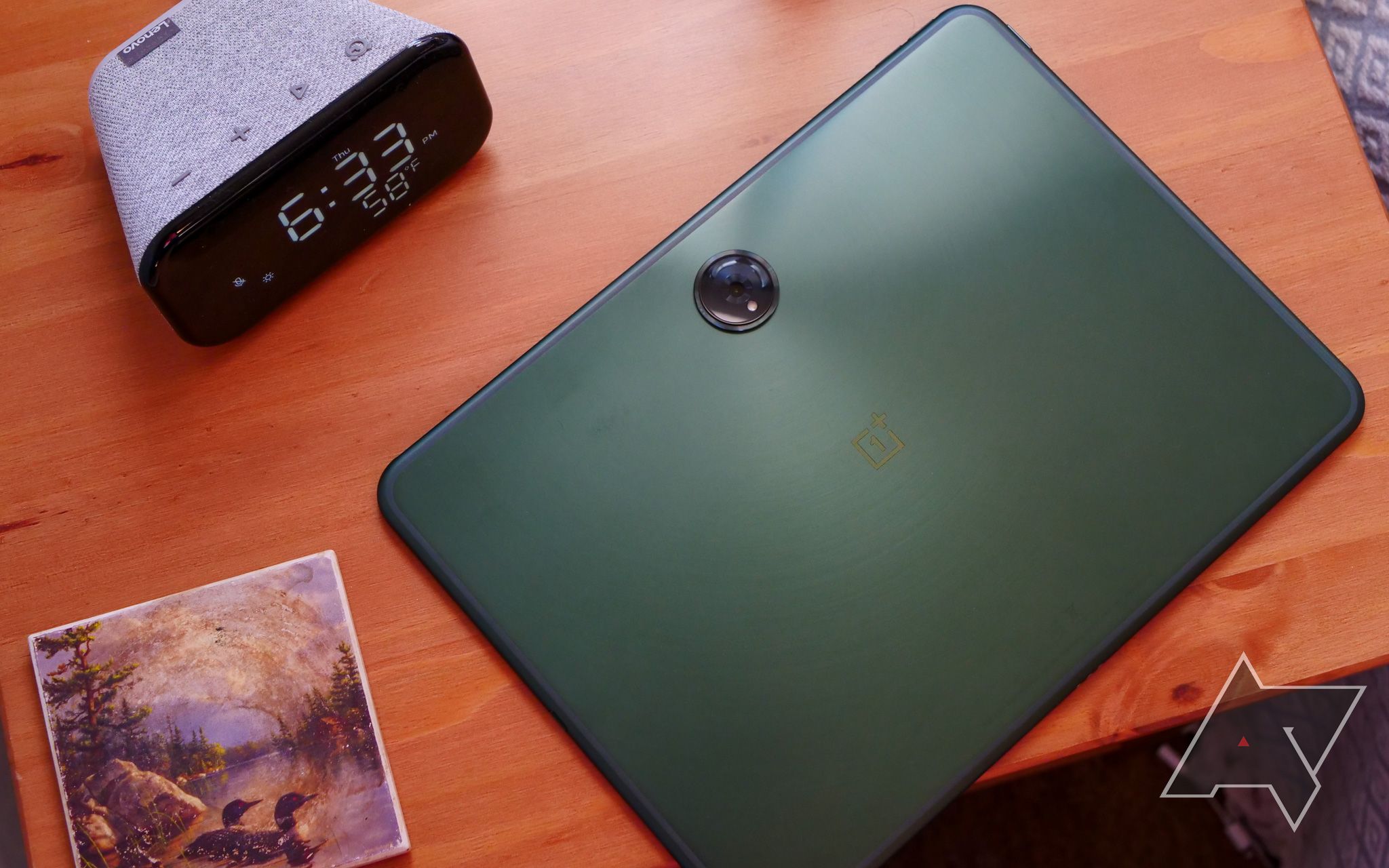 Um tablet verde virado para baixo sobre uma mesa