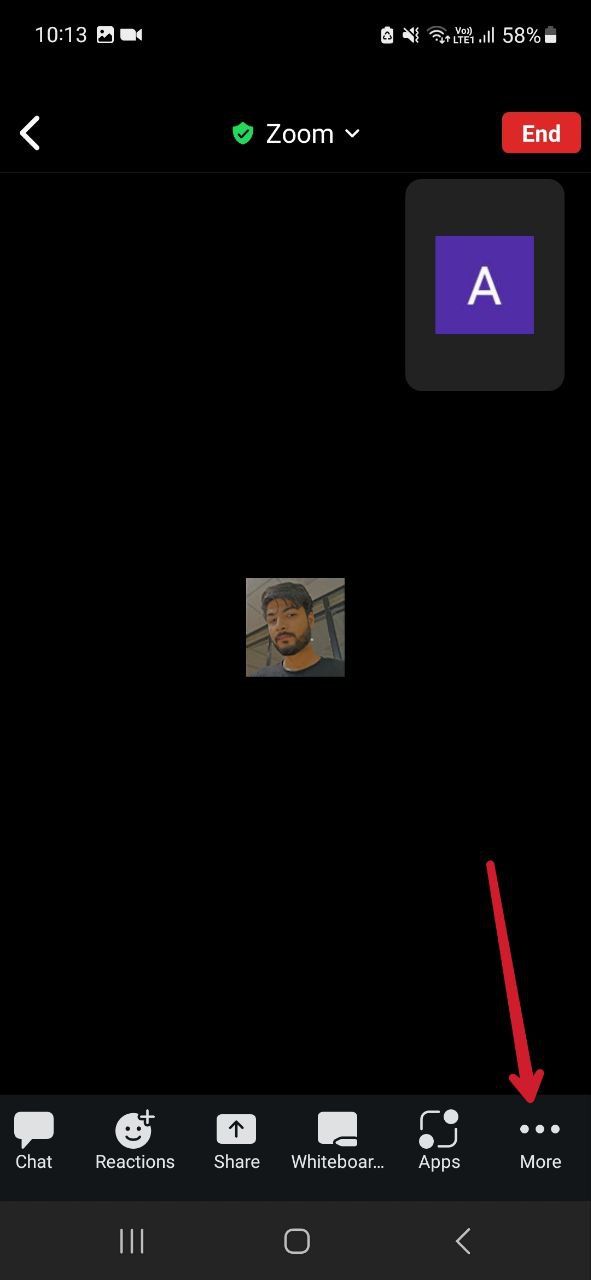 Captura de tela mostrando uma reunião Zoom em andamento no celular