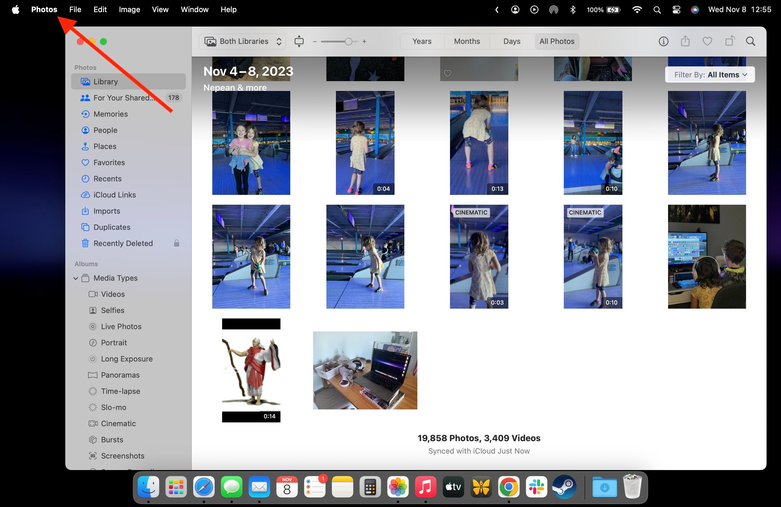 O aplicativo Apple Photos no Mac com uma seta vermelha apontando para o menu Fotos na barra de menus.