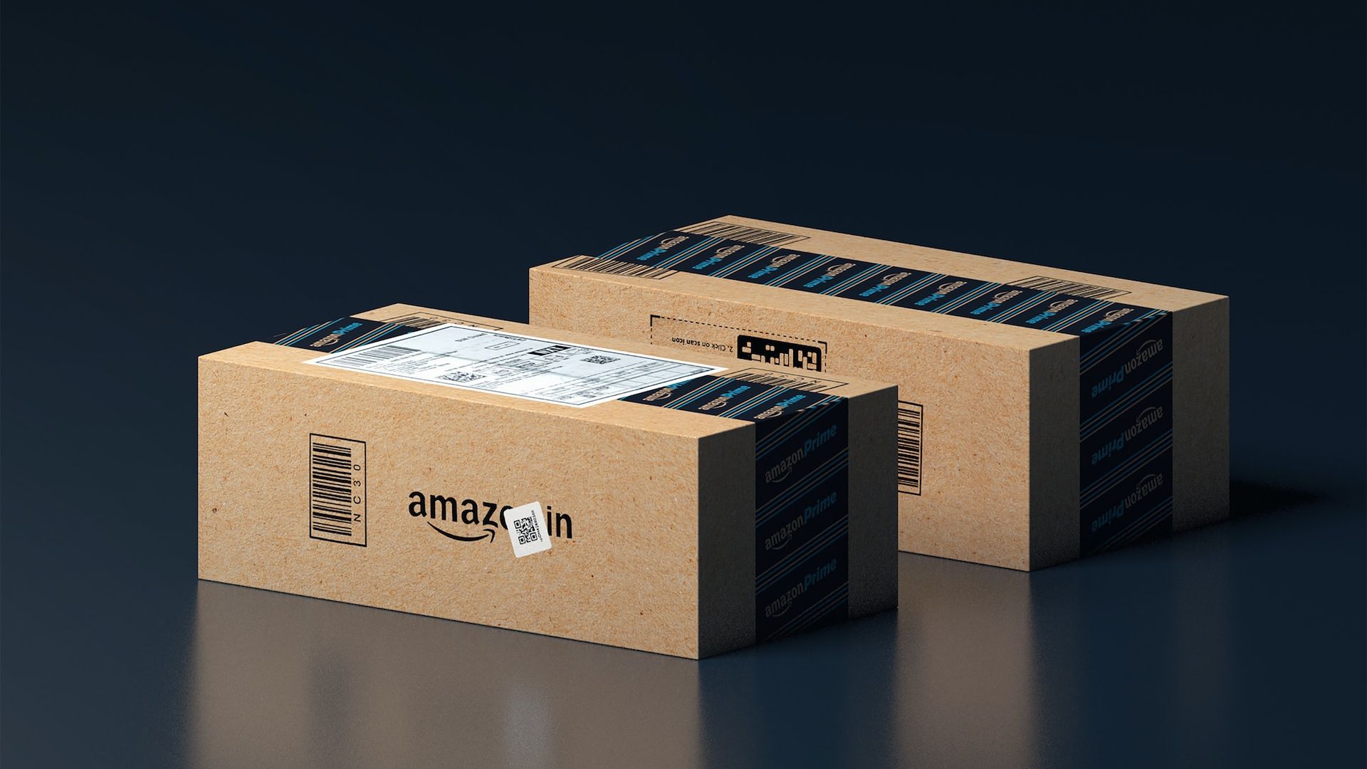 Duas caixas da Amazon estão sobre uma superfície azul. 