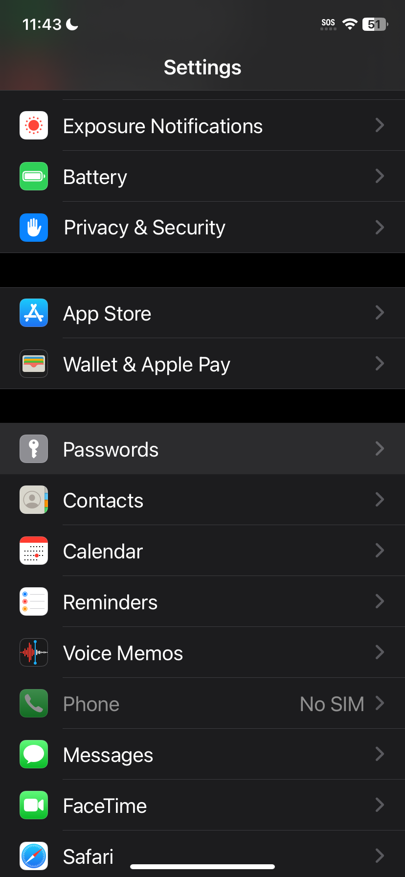 Destacando a seção Senhas no aplicativo Configurações em um dispositivo iOS.