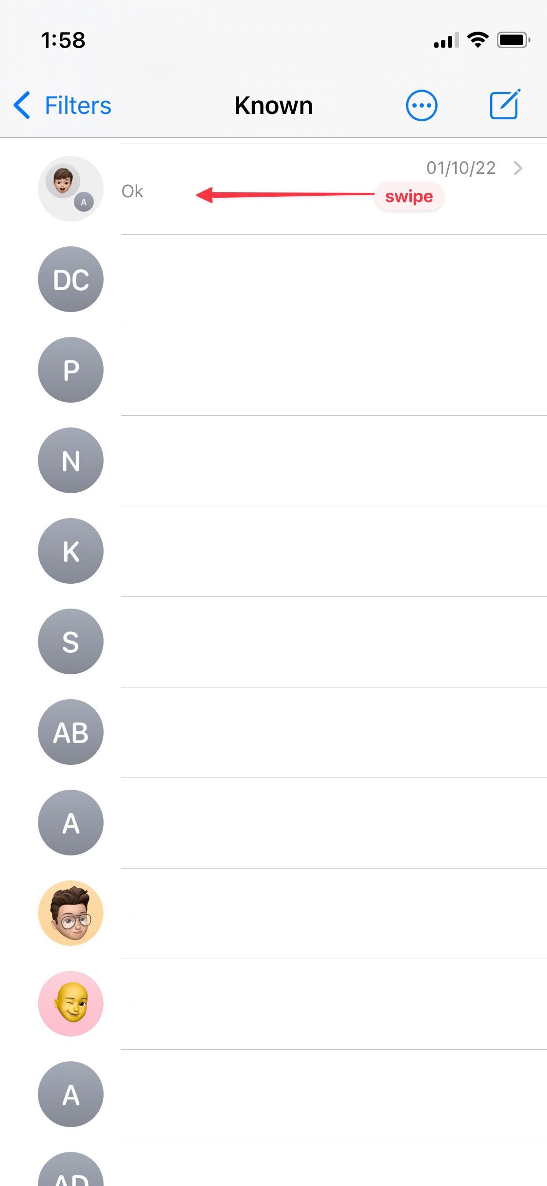 Uma captura de tela ilustrativa do aplicativo iMessage exibindo um tópico de mensagens com uma seta proeminente apontando da direita para a esquerda, indicando um movimento de deslizar.