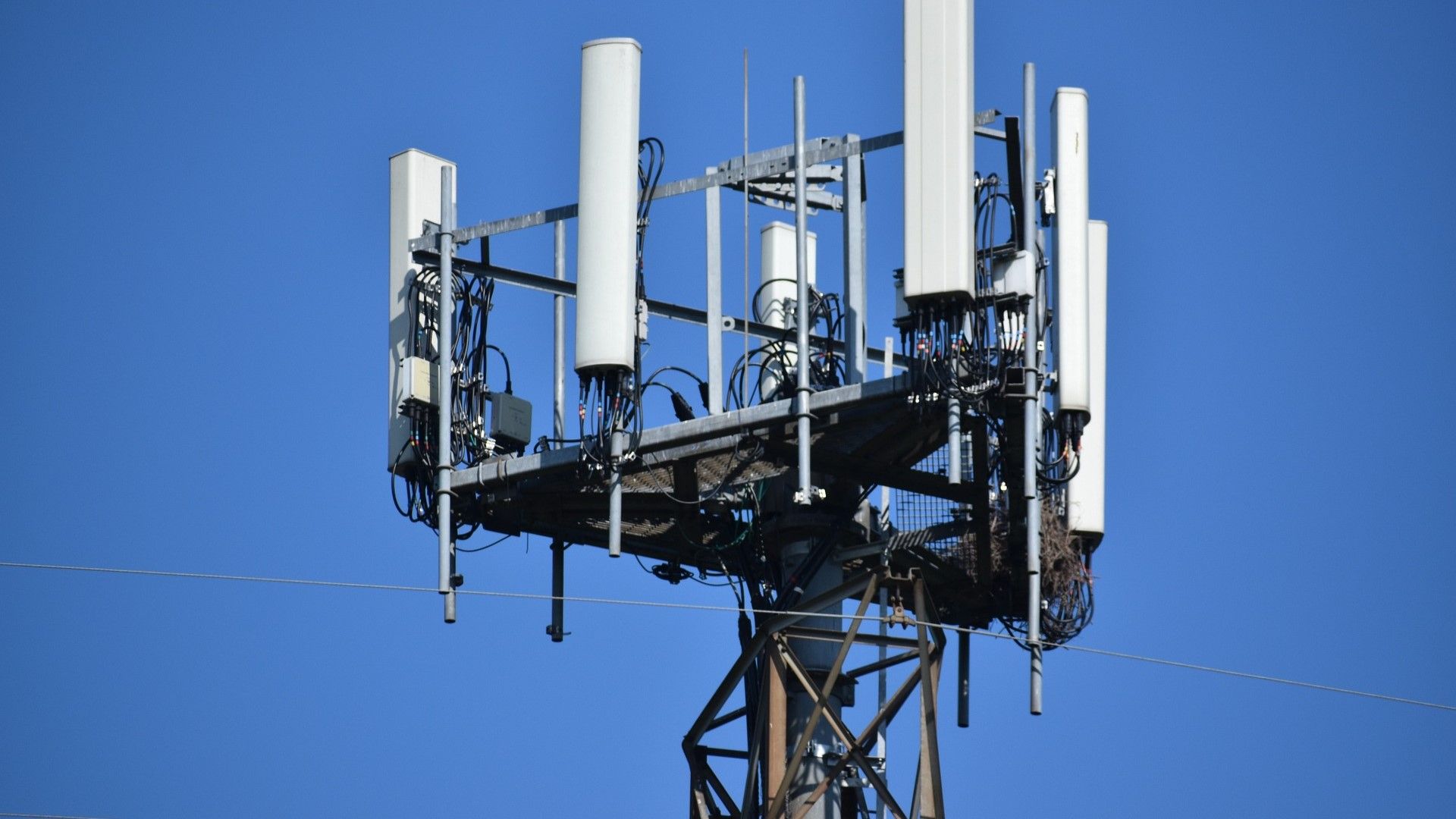 Um exemplo de imagem da aparência de uma torre de celular com um fundo de céu azul