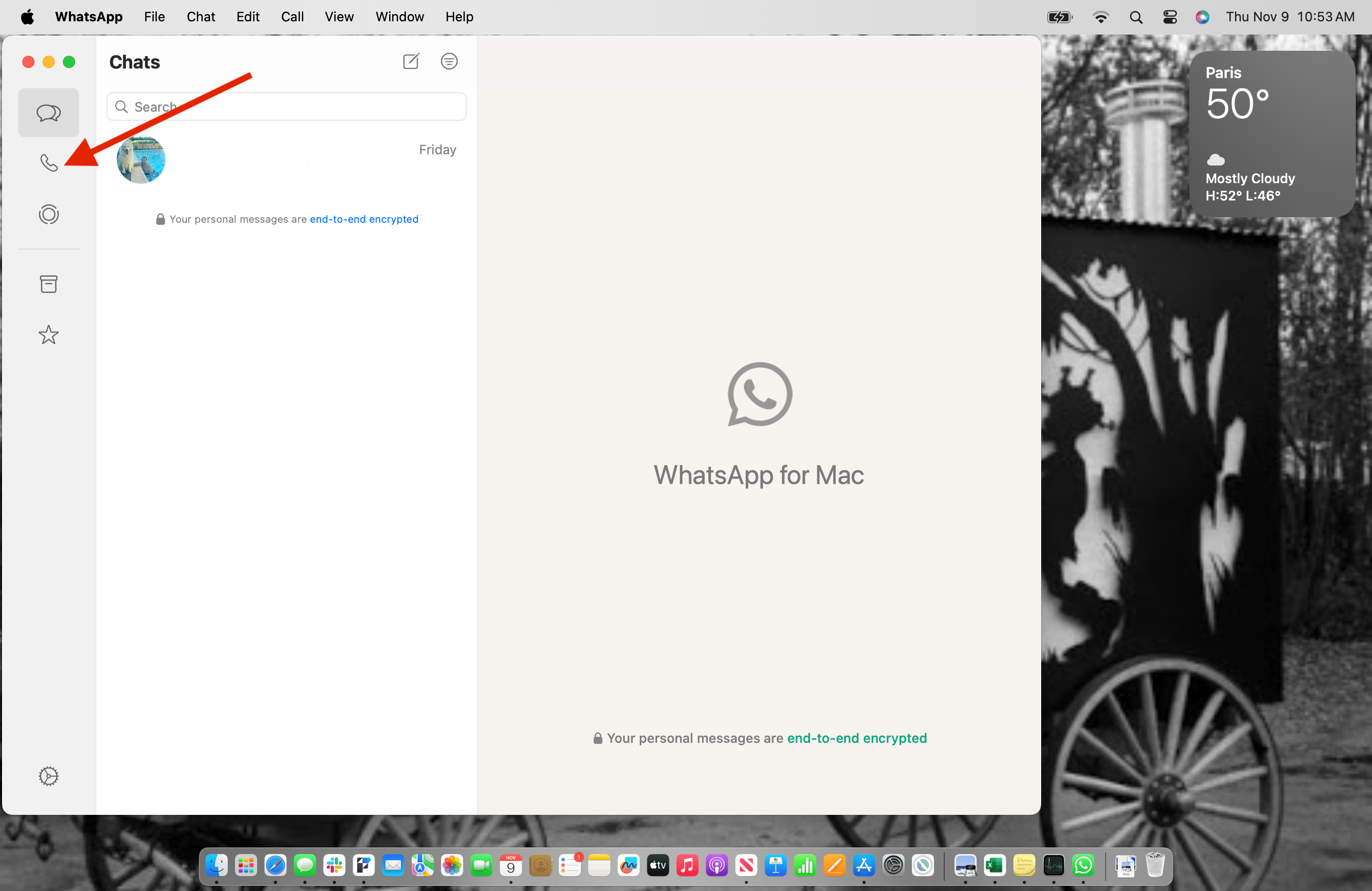 Uma captura de tela do aplicativo WhatsApp no ​​MacOS.  Uma seta vermelha aponta para o ícone do telefone.