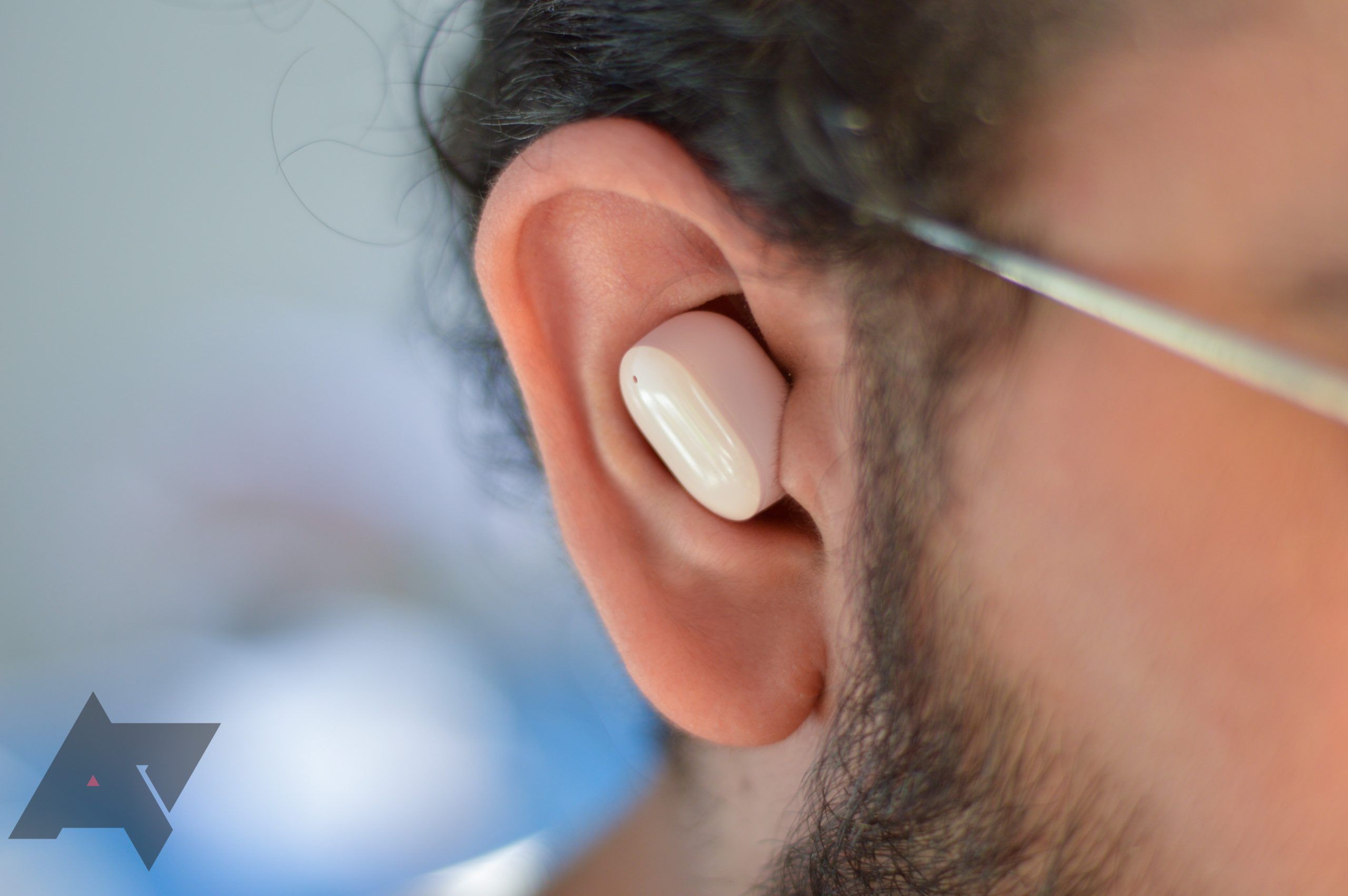 Um verdadeiro fone de ouvido sem fio no ouvido. 