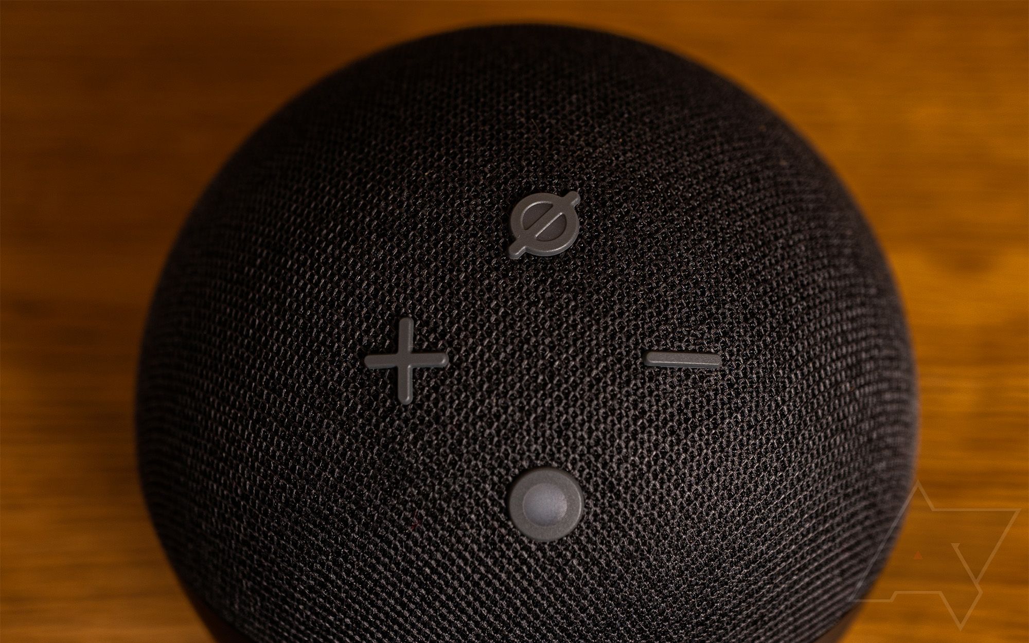 Vista superior do Amazon Echo Dot de 4ª geração, mostrando os botões físicos