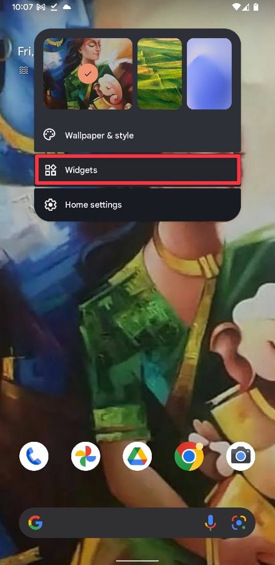 Ação de toque longo na tela inicial mostrando a opção de widgets