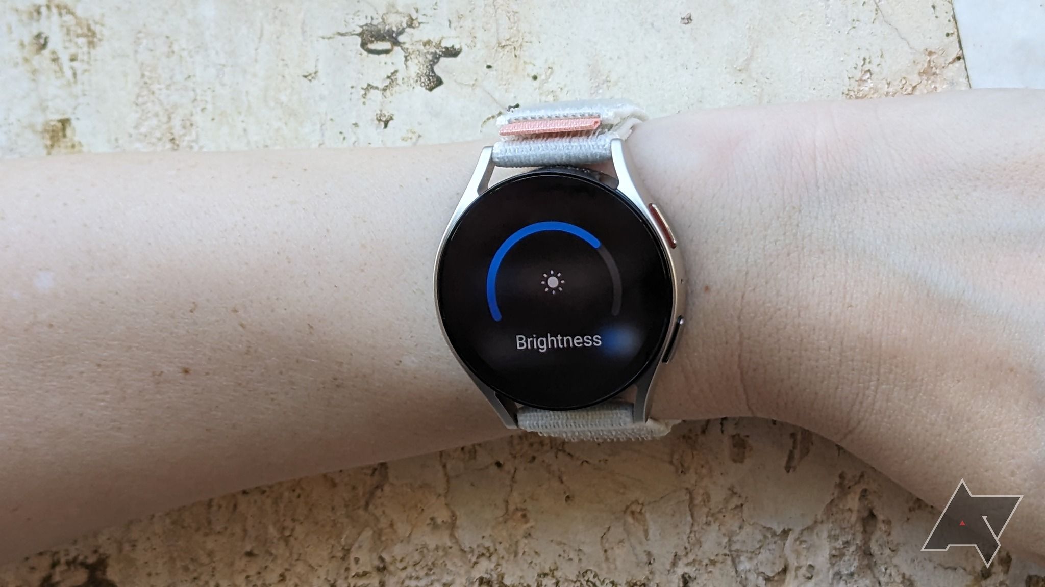 Um smartwatch exibindo configurações de brilho