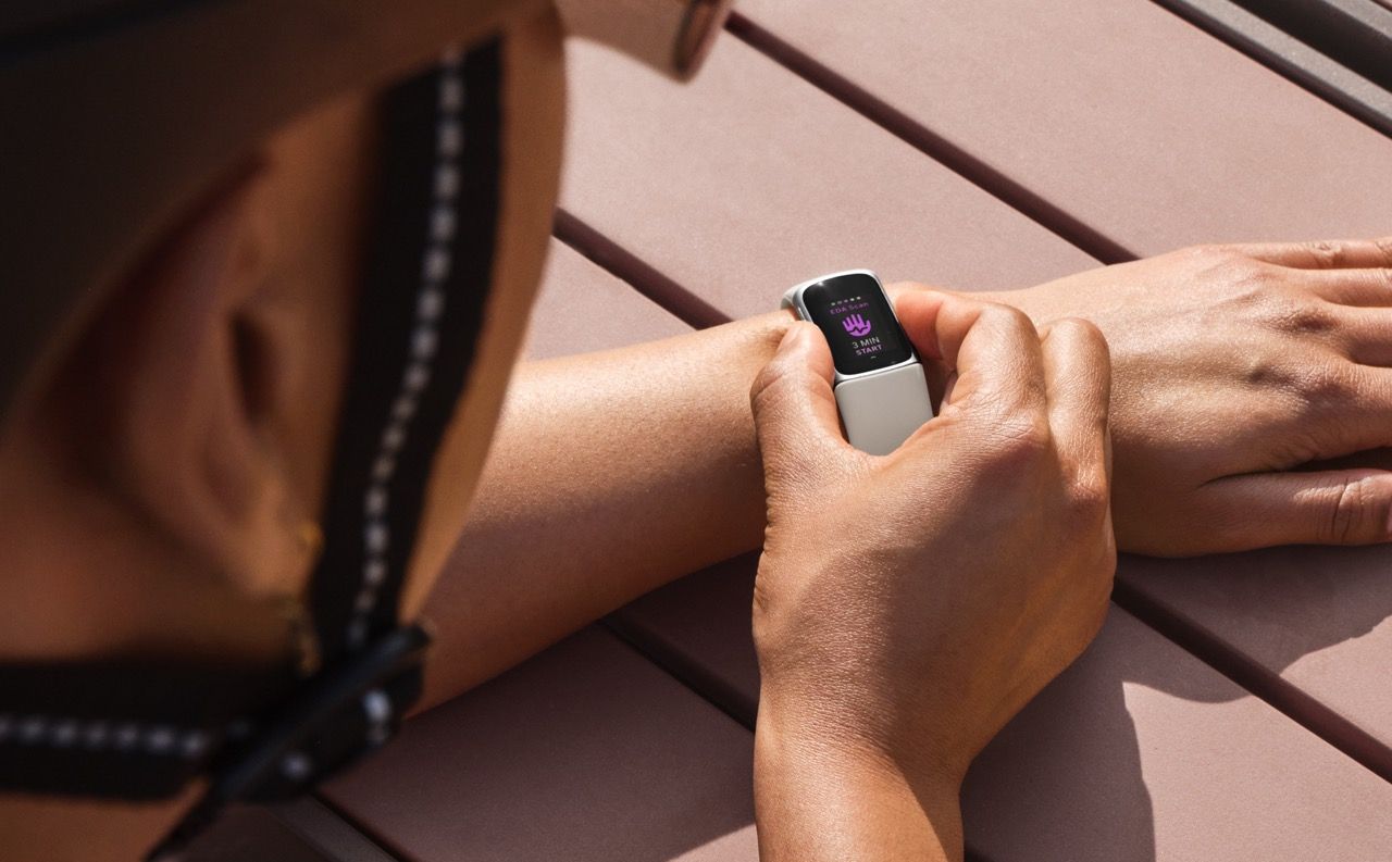 Uma pessoa usando um Fitbit Charge 6 para verificar seu estresse