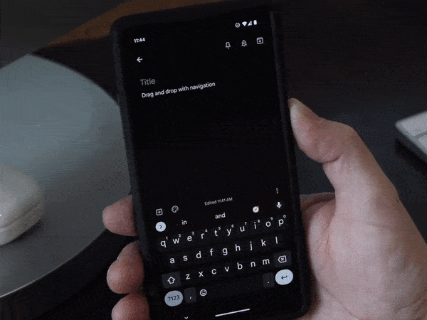 Vídeo mostrando como o texto é arrastado e solto de um aplicativo para outro usando gestos multitarefa