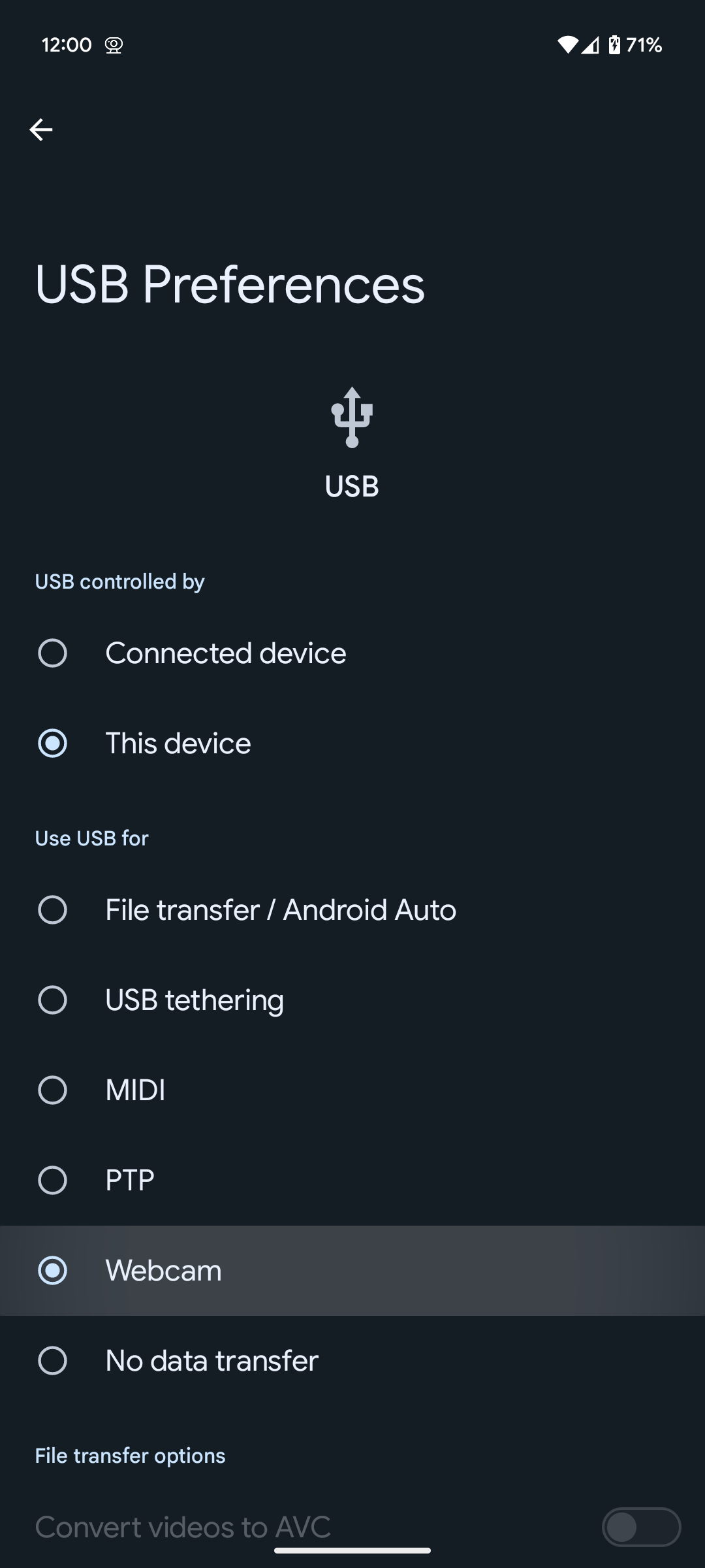 Captura de tela das preferências USB do Android 14 QPR1, com a nova opção de webcam em destaque