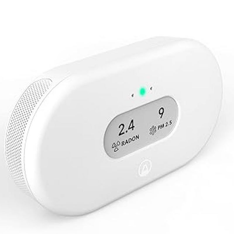 Um sensor inteligente Airthings 2960 View Plus branco posicionado em ângulo