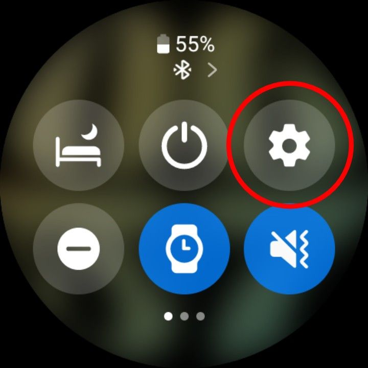 Aba de notificação do Samsung Galaxy Watch 6, com o ícone Configurações em destaque.