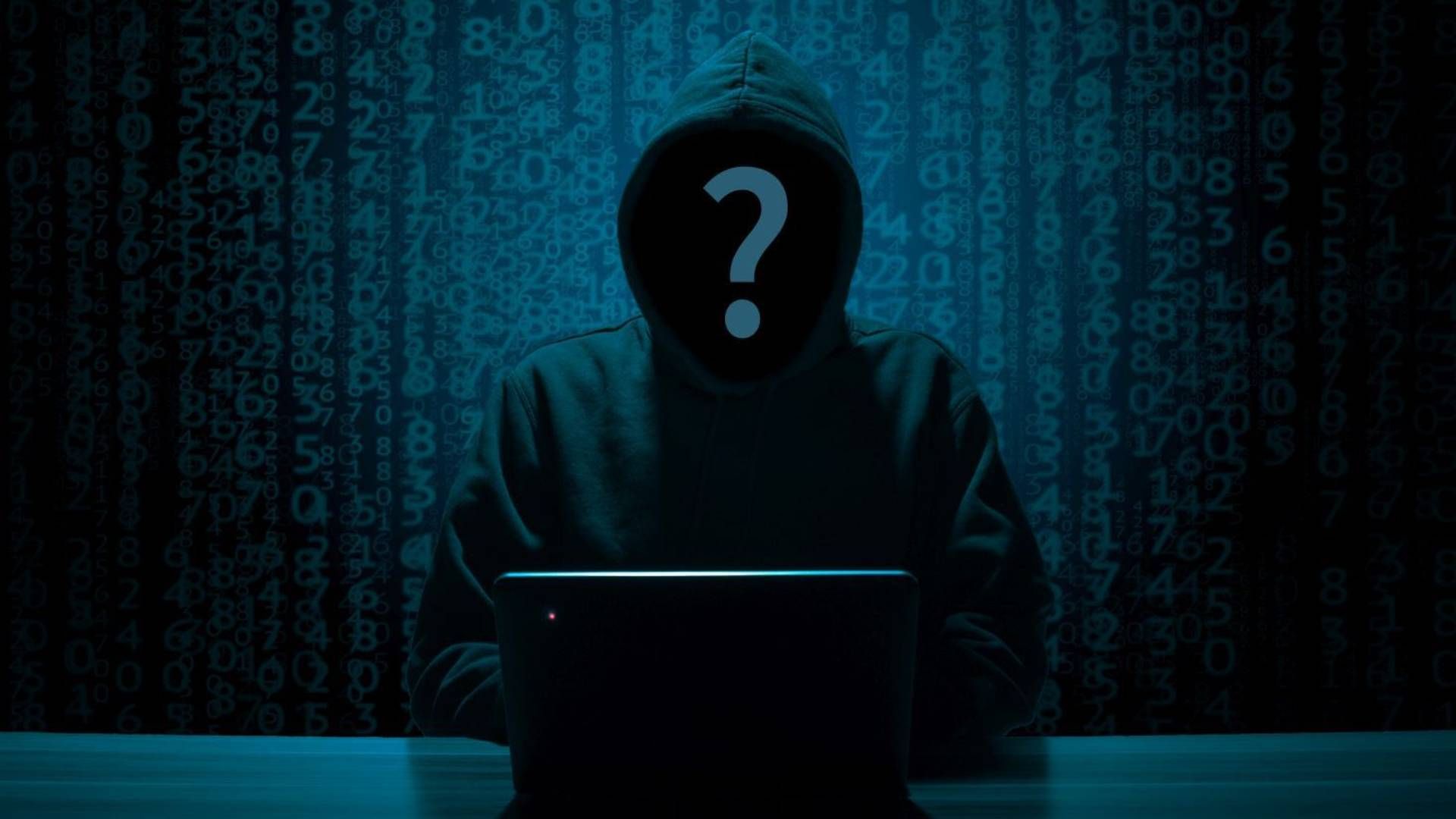 Hacker em um computador em um quarto escuro.