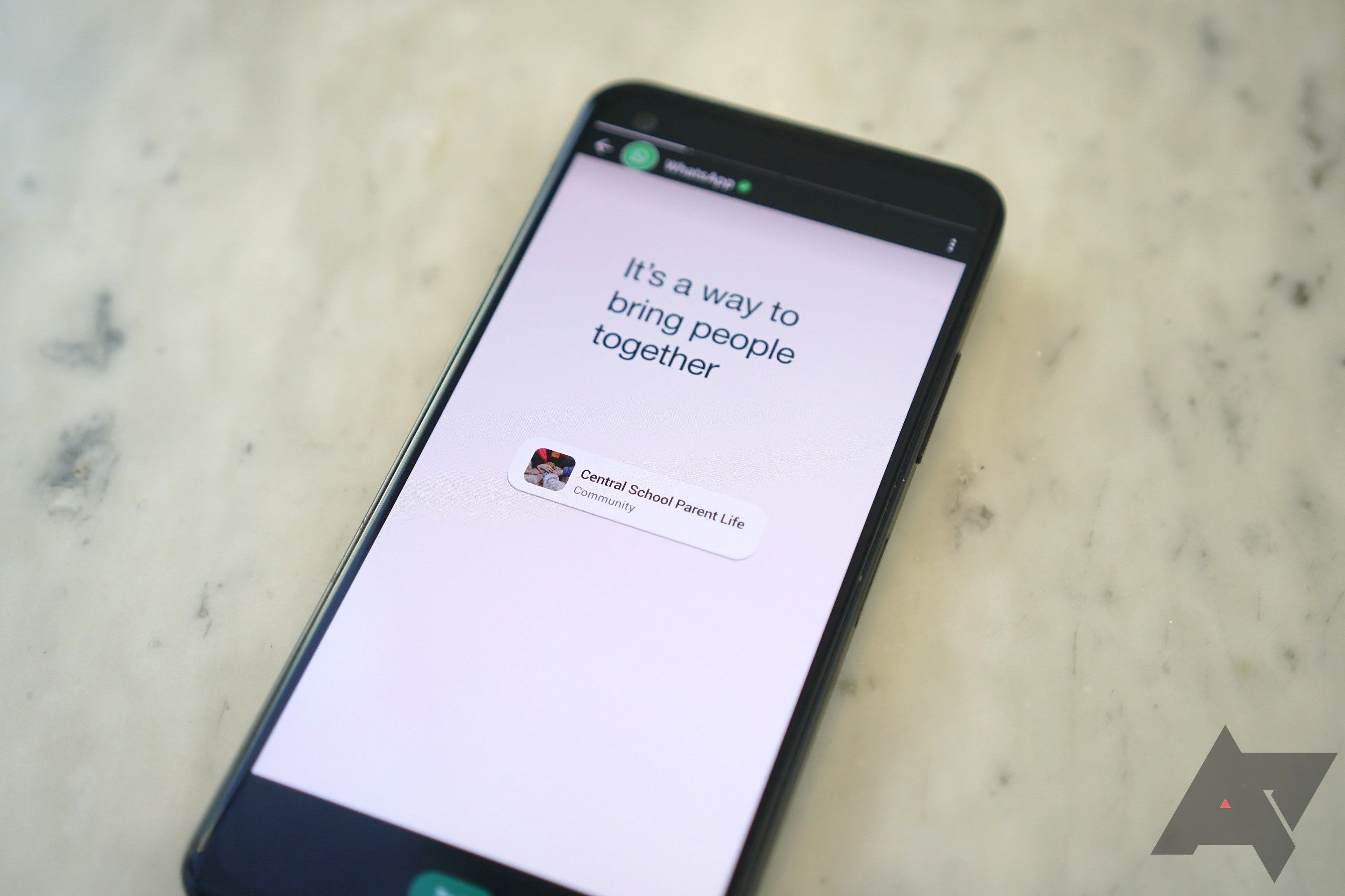 Um smartphone mostrando histórias do WhatsApp na tela