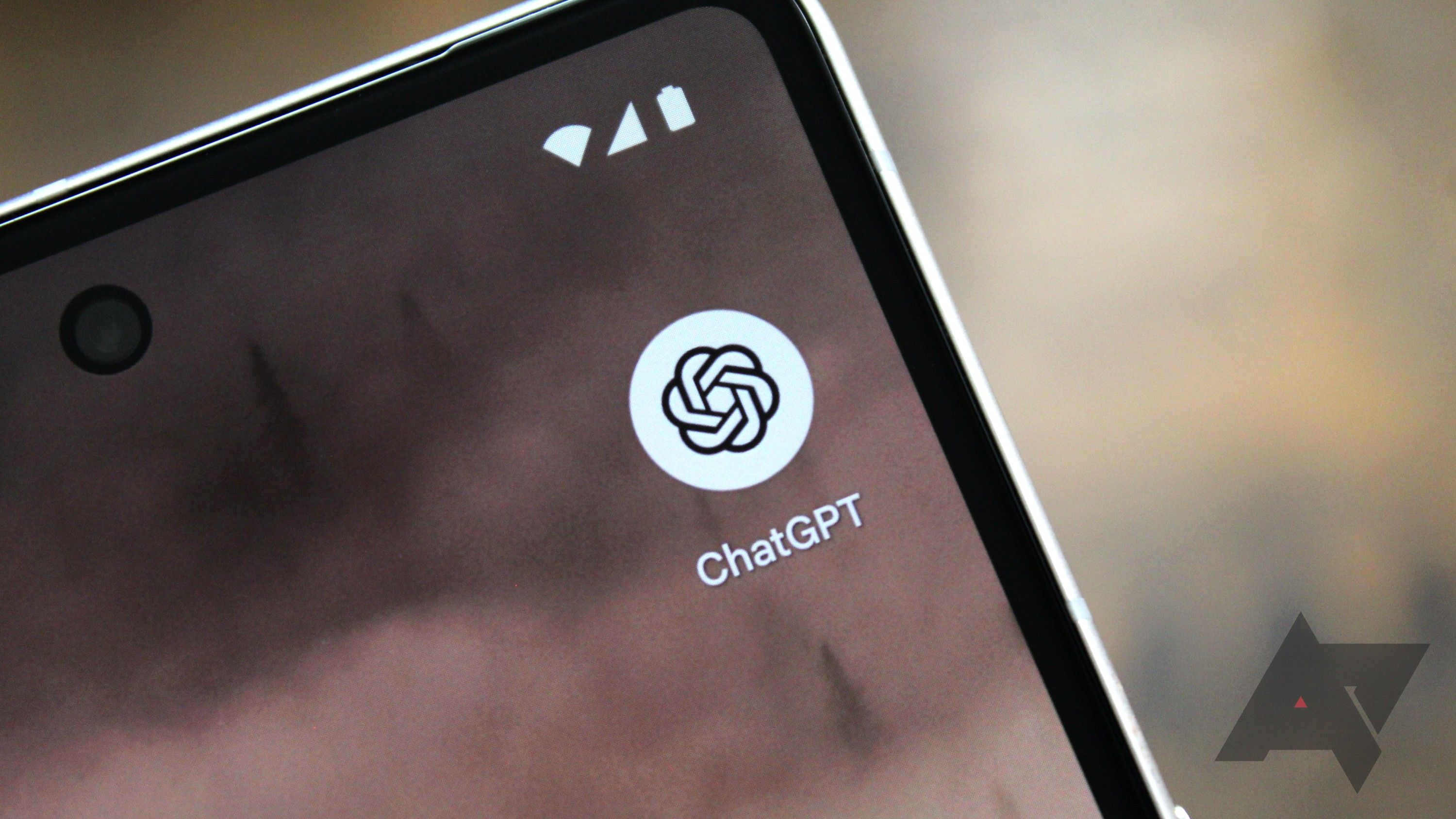 O logotipo ChatGPT no canto da tela do telefone.
