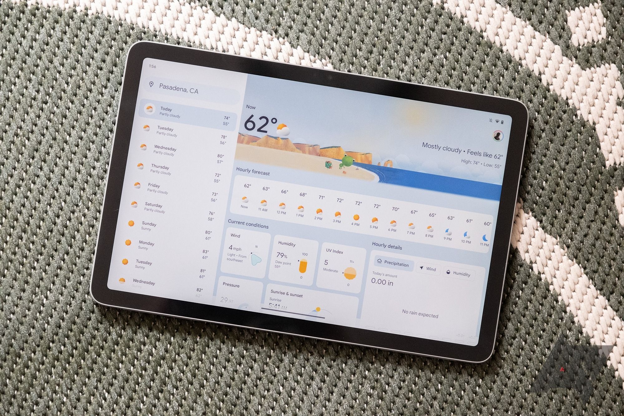 tablet google pixel apoiado em tecido cinza mostrando aplicativo de previsão do tempo