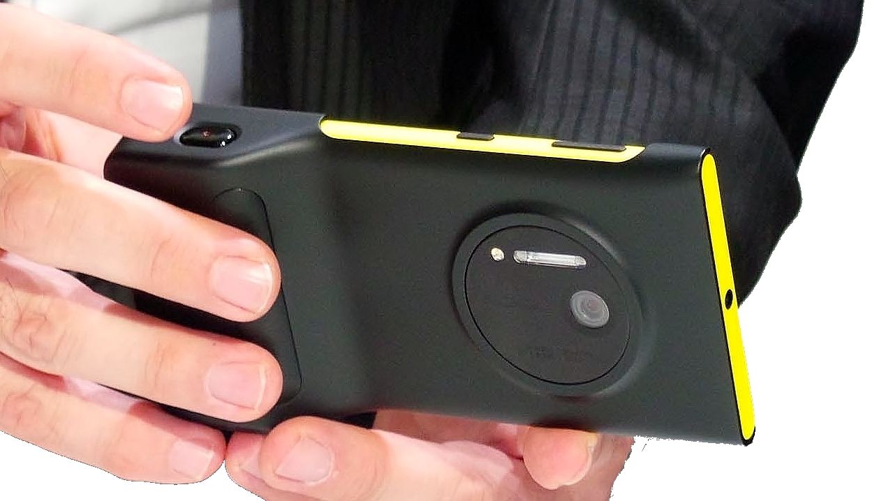 Nokia Lumia 1020 em amarelo com acessório de câmera adicional