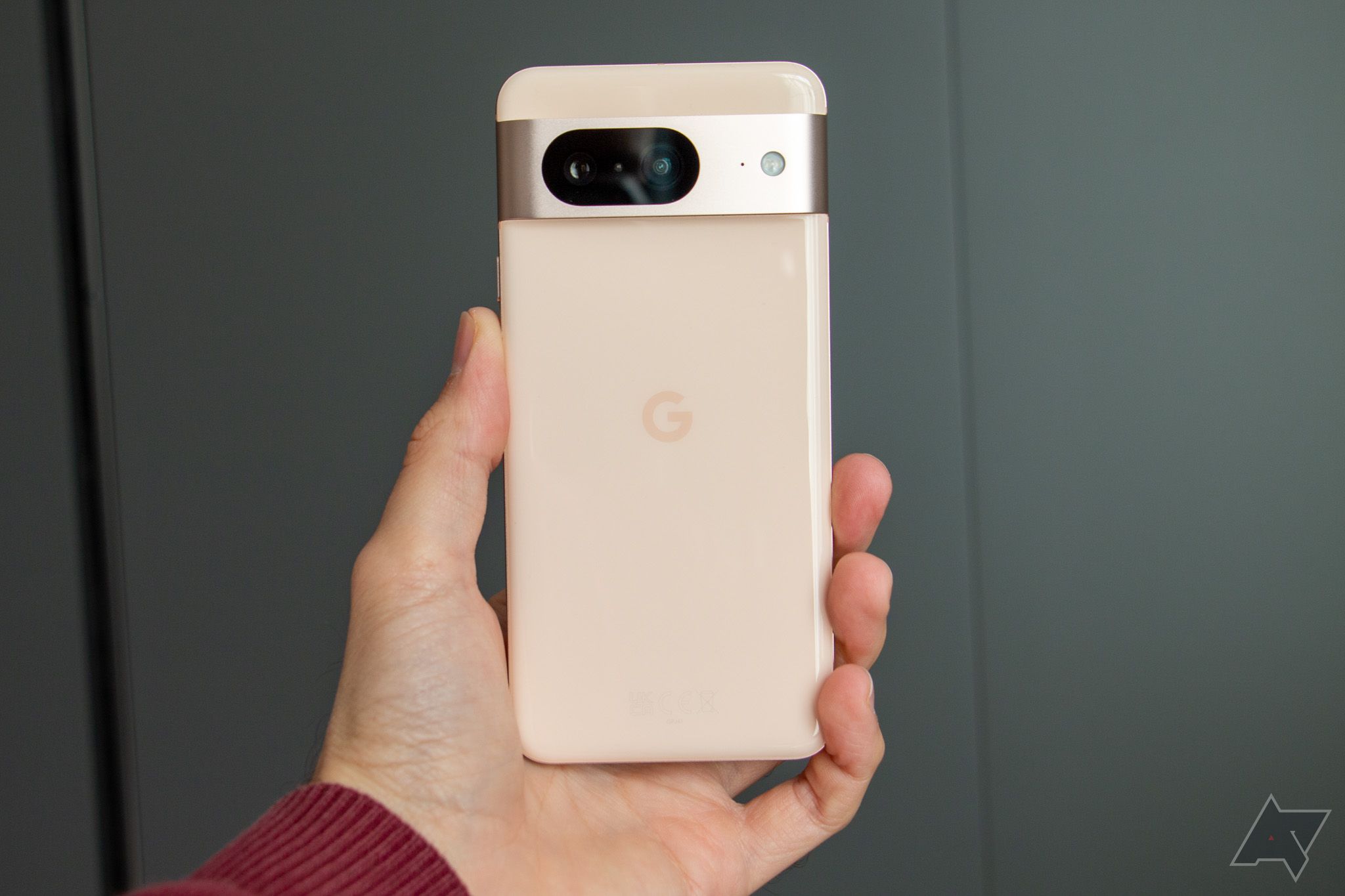 mão segurando o Pixel 8 bronzeado mostrando o verso do smartphone