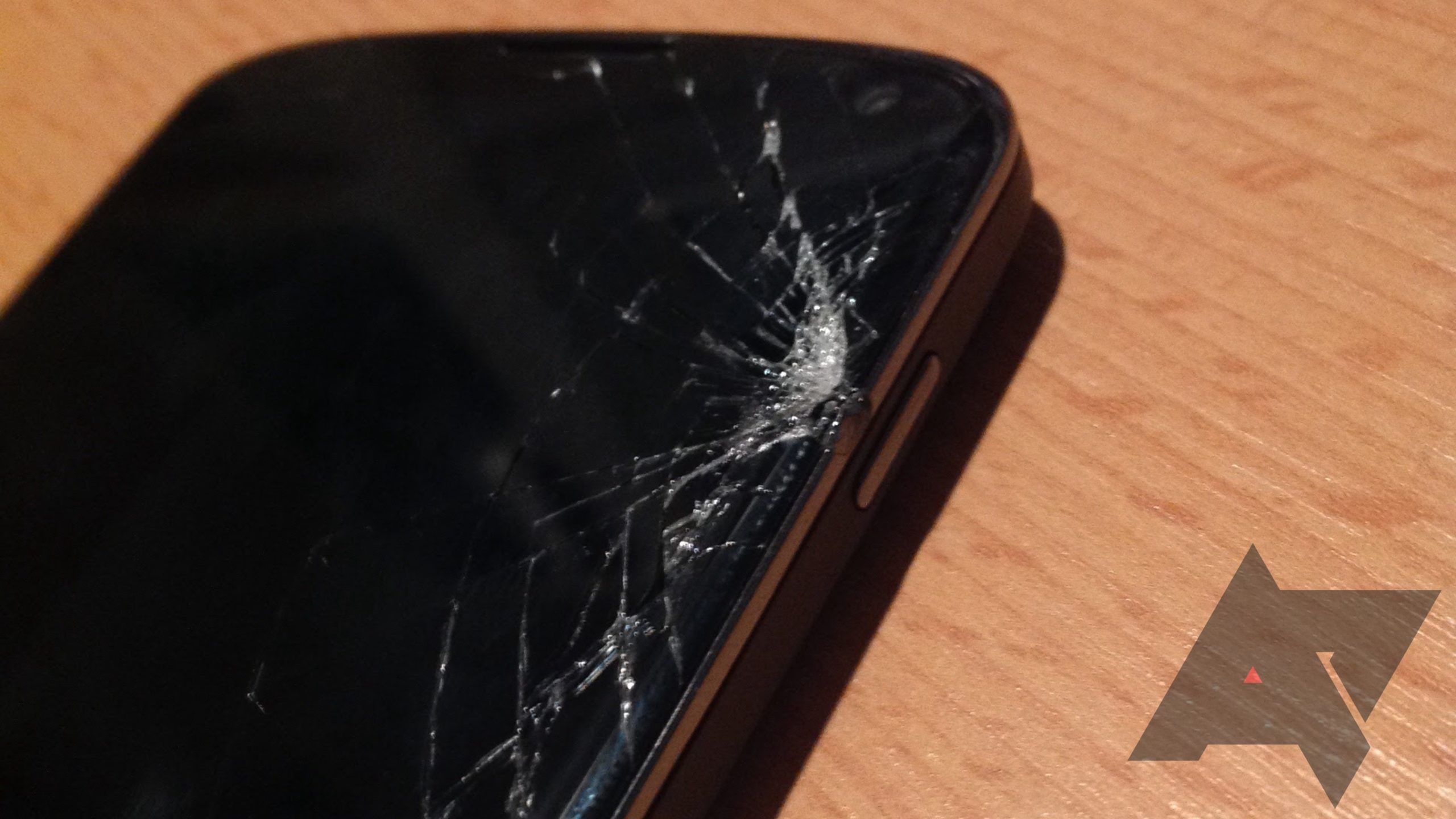 Um telefone Nexus com tela quebrada.
