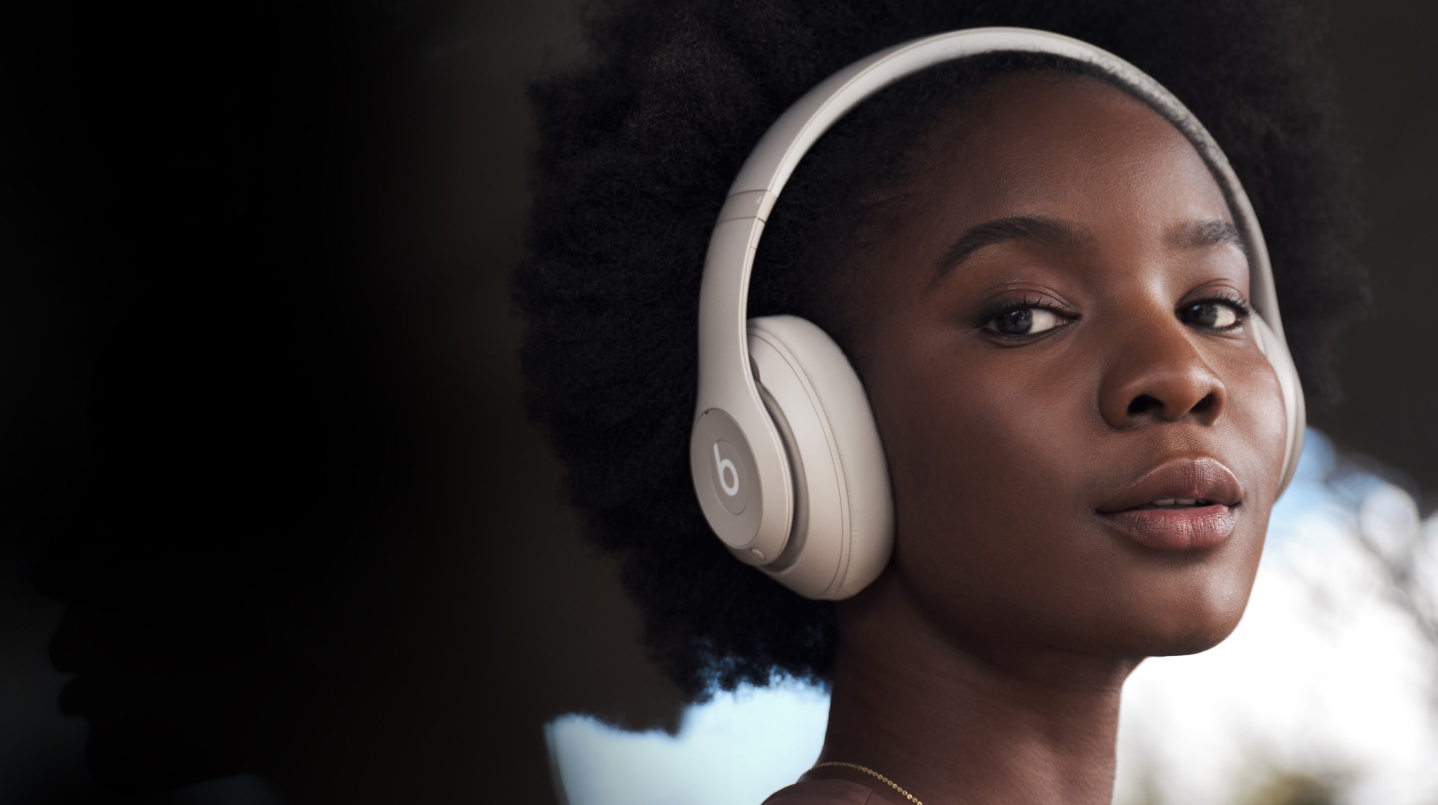 Mulheres usando fones de ouvido Beats Studio Pro.