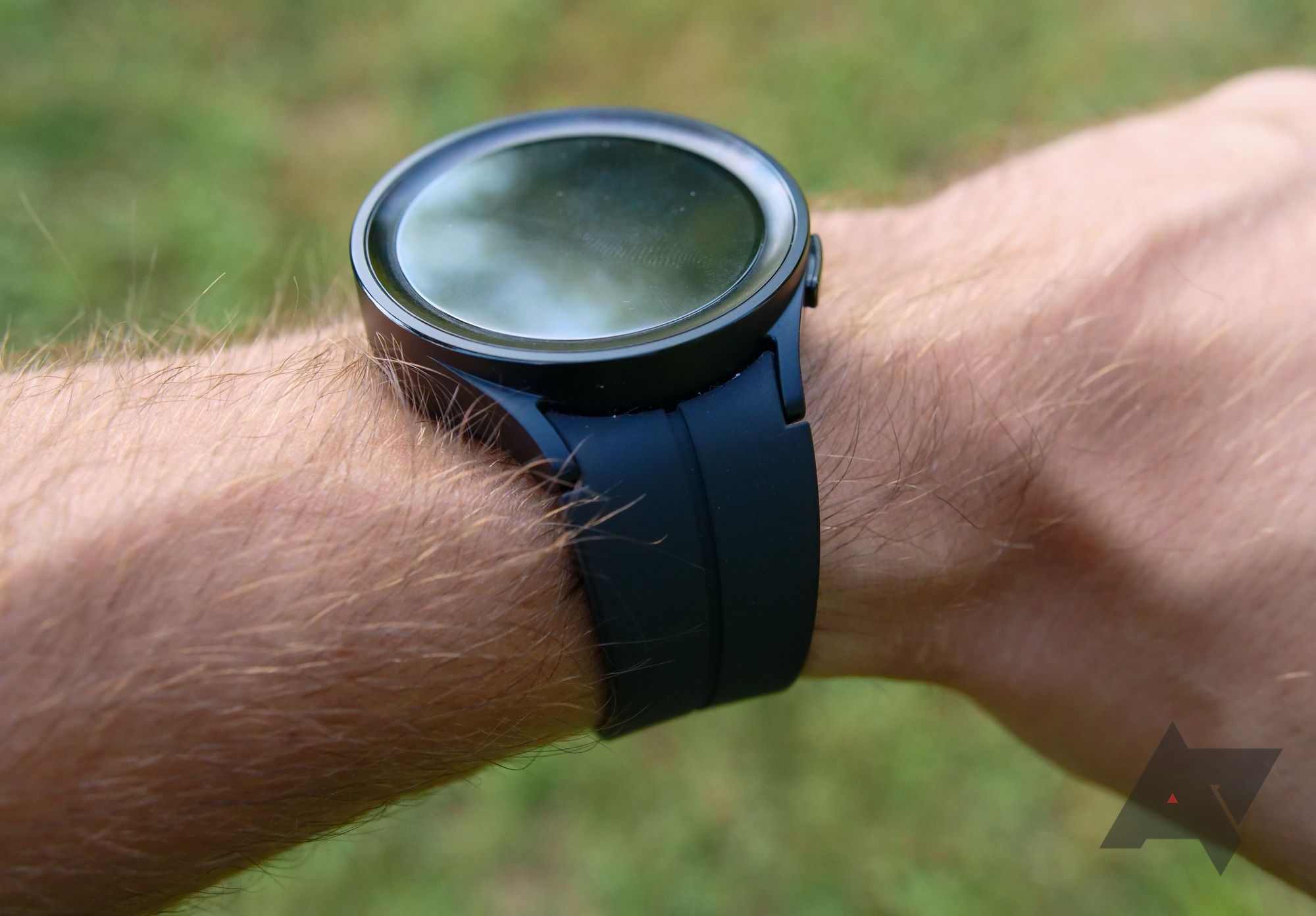 Um grande smartwatch no pulso de uma pessoa.