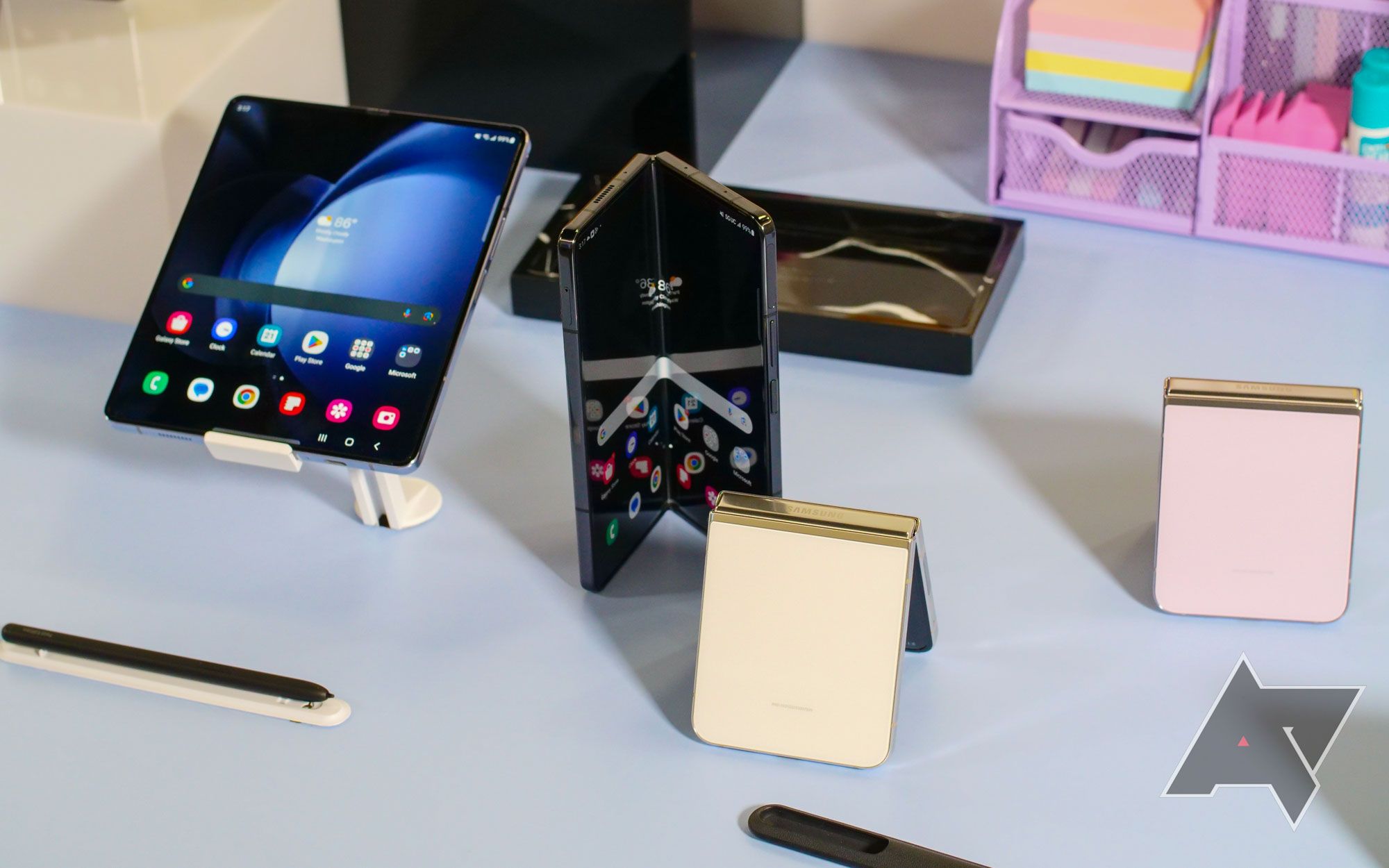 Uma exibição de vários telefones Samsung Galaxy Z Fold 5 e Flip 5