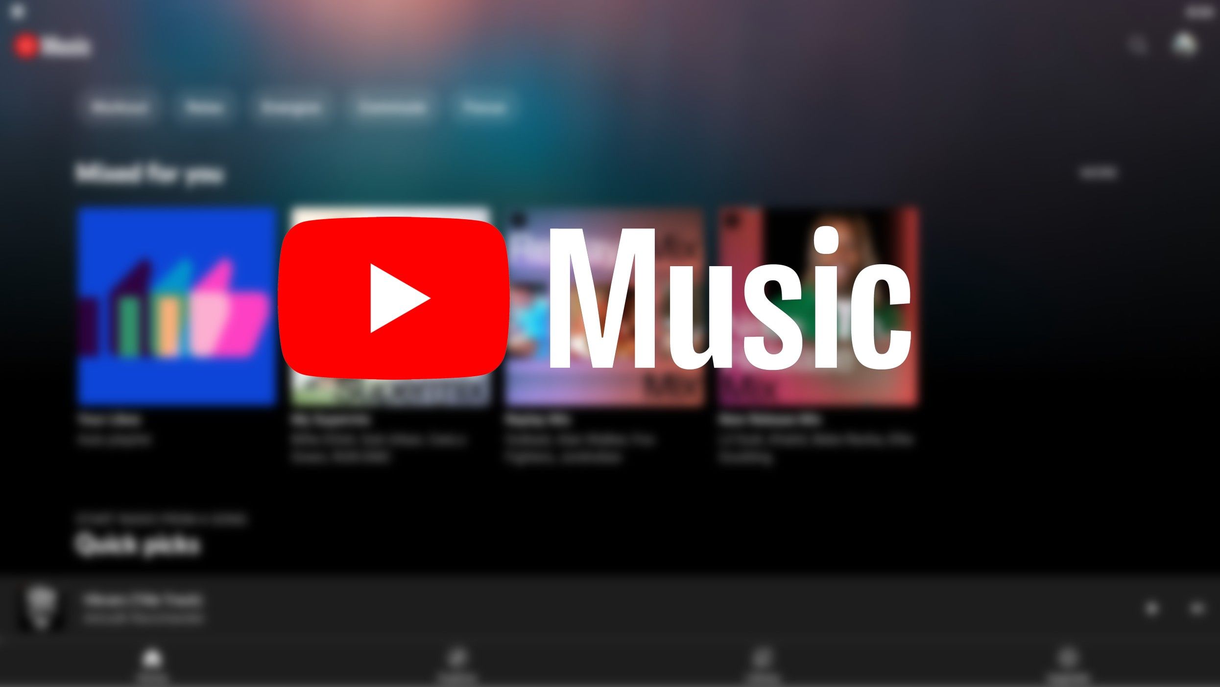 O logotipo do YouTube Music contra uma imagem desfocada do app YouTube