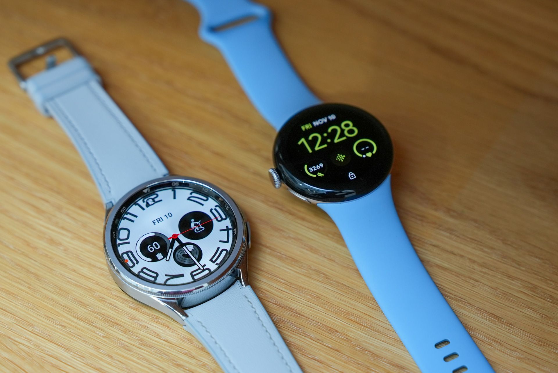 Pixel Watch 2 e Galaxy Watch 6 Classic Side em exibição em