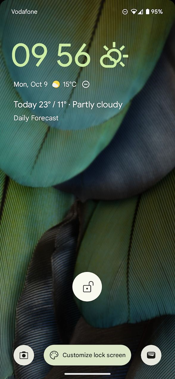 captura de tela da tela de bloqueio mostrando hora, data e clima no Android 14