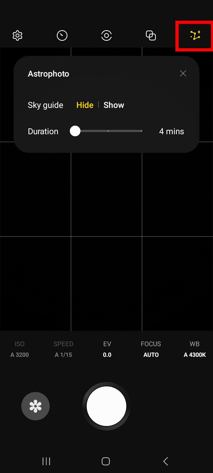 Captura de tela do aplicativo Expert RAW no modo Astrofotografia com opções para um guia do céu ao lado do ícone da constelação astrofotográfica destacado em vermelho.