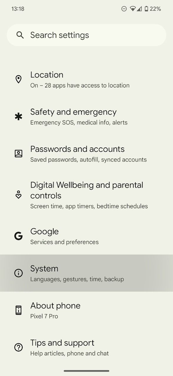 telefone pixel com aplicativo de configurações do Android 14 com opção de sistema destacada