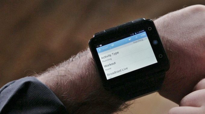 Um smartwatch de pinho netuno no pulso