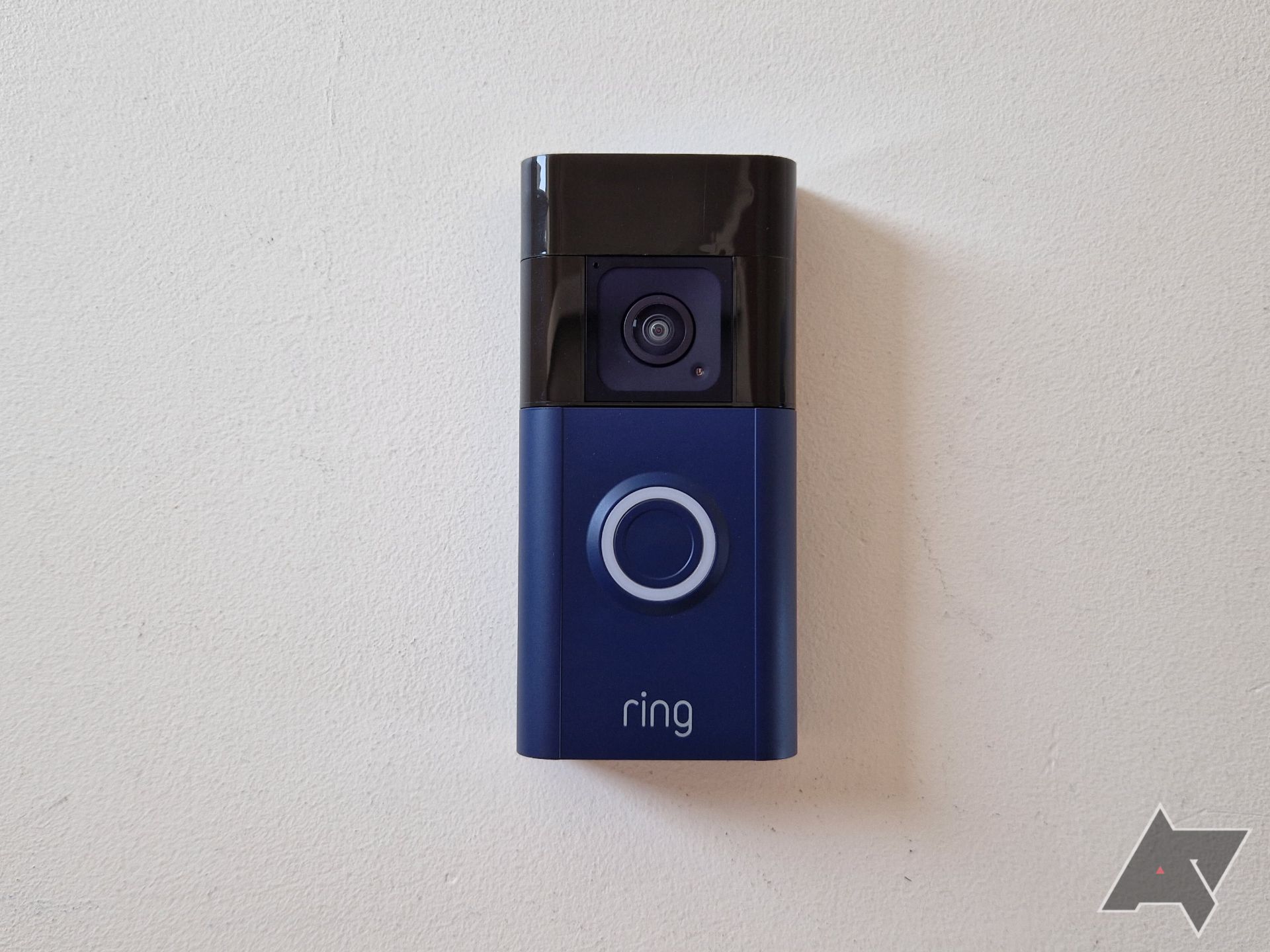 Ring Battery Doorbell Plus com painel frontal azul marinho